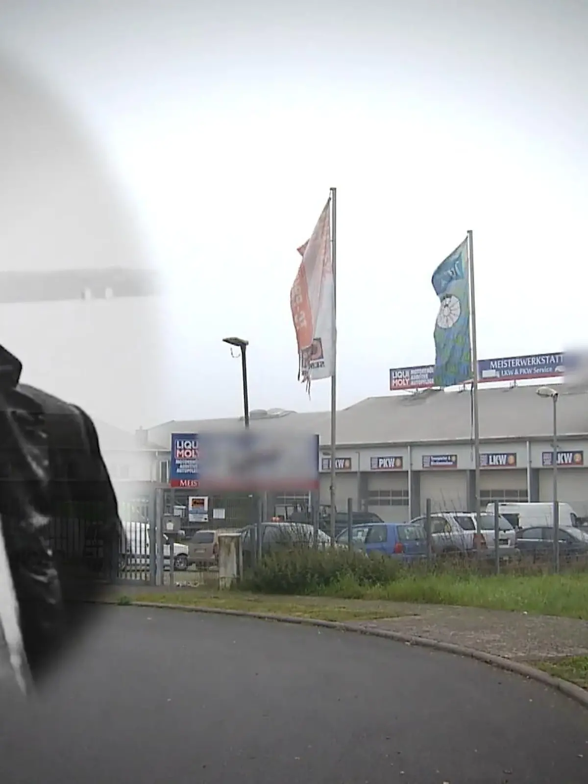 Ein Schöffe des Hanauer Landgerichts wird krank, ein Mordprozess kommt nicht richtig ins Rollen und ein mutmaßlicher Killer wird nach zwei Jahren in Untersuchungshaft wieder auf freien Fuß gesetzt: Die Anwohner des kleines Dorfes im hessischen Wetteraukreis leben seitdem in Angst. Unserer Reporterin Bella Christophel erzählen zwei Männer, dass sie Ralf H. kennen und er gefährlich sei. Er soll sogar mal auf jemanden geschossen haben.