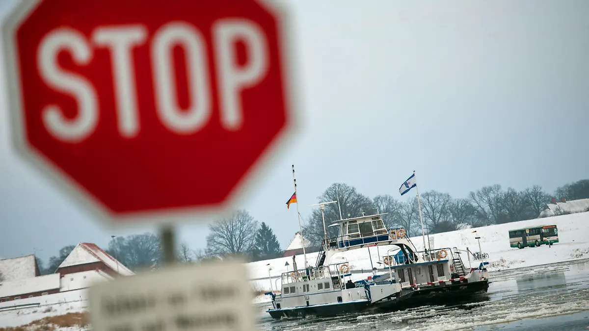 Die Elbfähre "Tanja" fährt am 06.01.2016 bei Neu Darchau (Niedersachsen) über die teilweise mit Eisschollen bedeckte Elbe. Die Elbfähre "Tanja" übernimmt unter anderem die Schülerbeförderung von den Fähre ?Amt Neuhaus?, die aufgrund von Eisgang den Betrieb einstellen musste. Foto: Philipp Schulze/dpa +++(c) dpa - Bildfunk+++