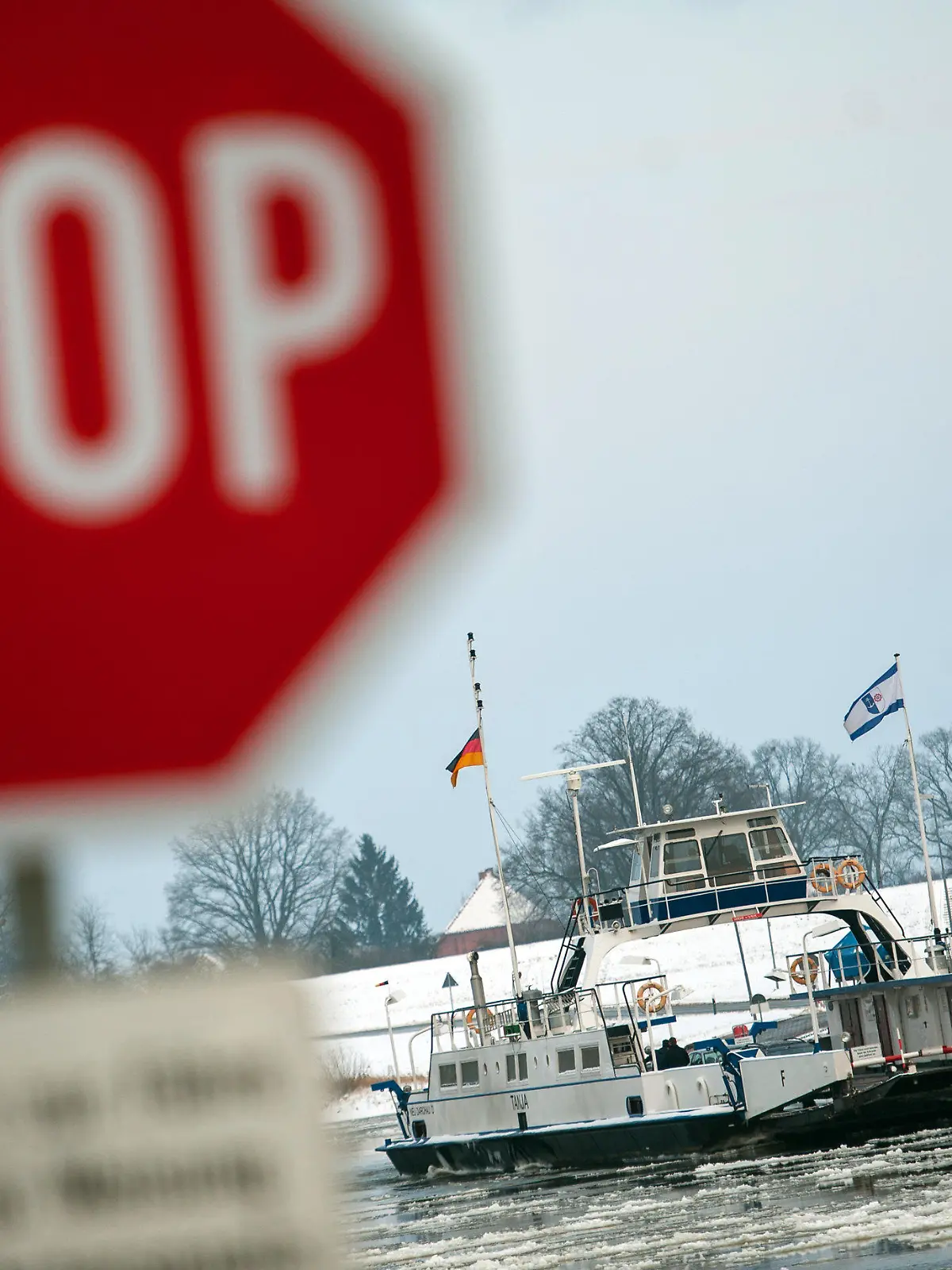 Die Elbfähre "Tanja" fährt am 06.01.2016 bei Neu Darchau (Niedersachsen) über die teilweise mit Eisschollen bedeckte Elbe. Die Elbfähre "Tanja" übernimmt unter anderem die Schülerbeförderung von den Fähre ?Amt Neuhaus?, die aufgrund von Eisgang den Betrieb einstellen musste. Foto: Philipp Schulze/dpa +++(c) dpa - Bildfunk+++