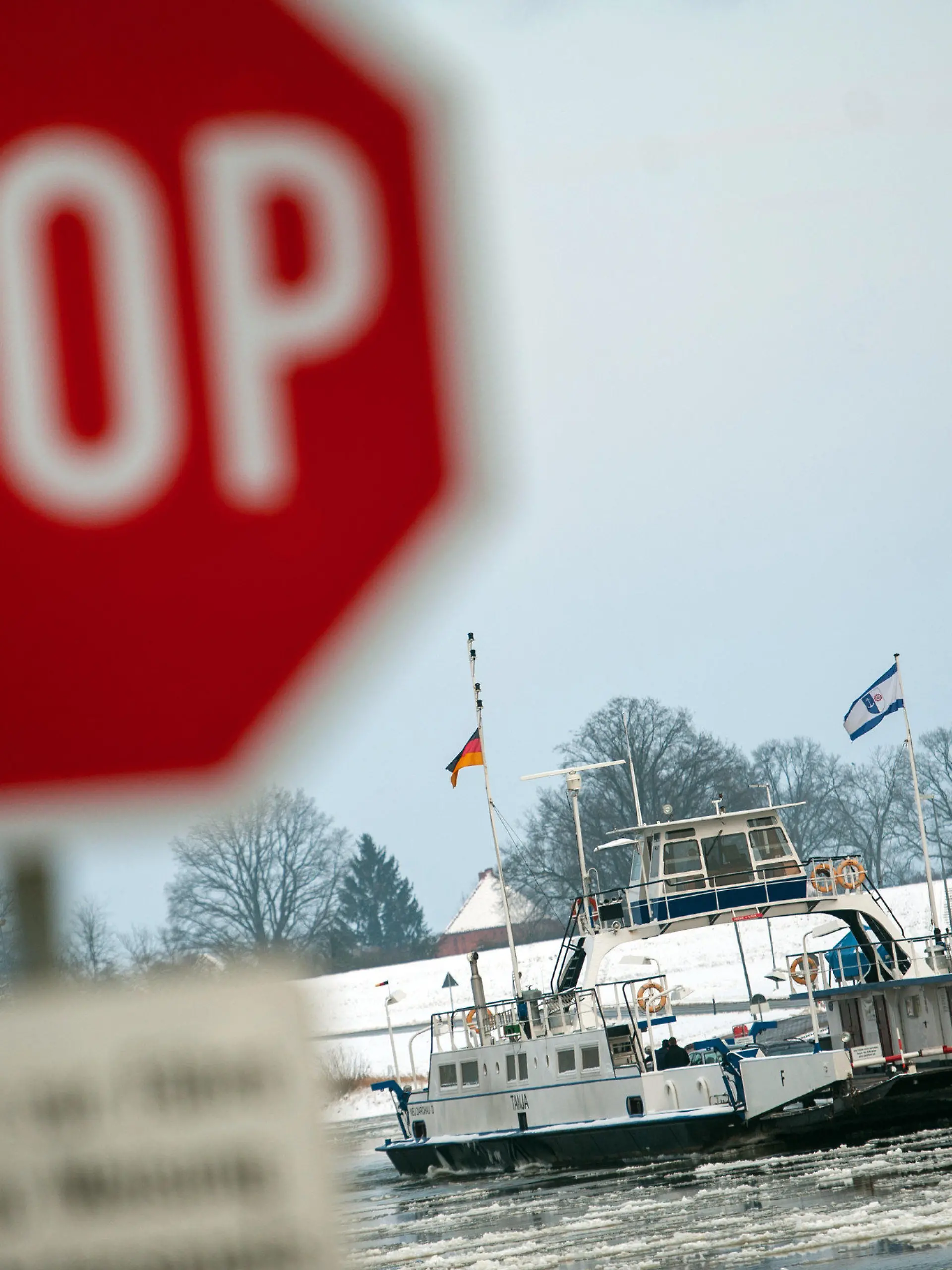 Die Elbfähre "Tanja" fährt am 06.01.2016 bei Neu Darchau (Niedersachsen) über die teilweise mit Eisschollen bedeckte Elbe. Die Elbfähre "Tanja" übernimmt unter anderem die Schülerbeförderung von den Fähre ?Amt Neuhaus?, die aufgrund von Eisgang den Betrieb einstellen musste. Foto: Philipp Schulze/dpa +++(c) dpa - Bildfunk+++