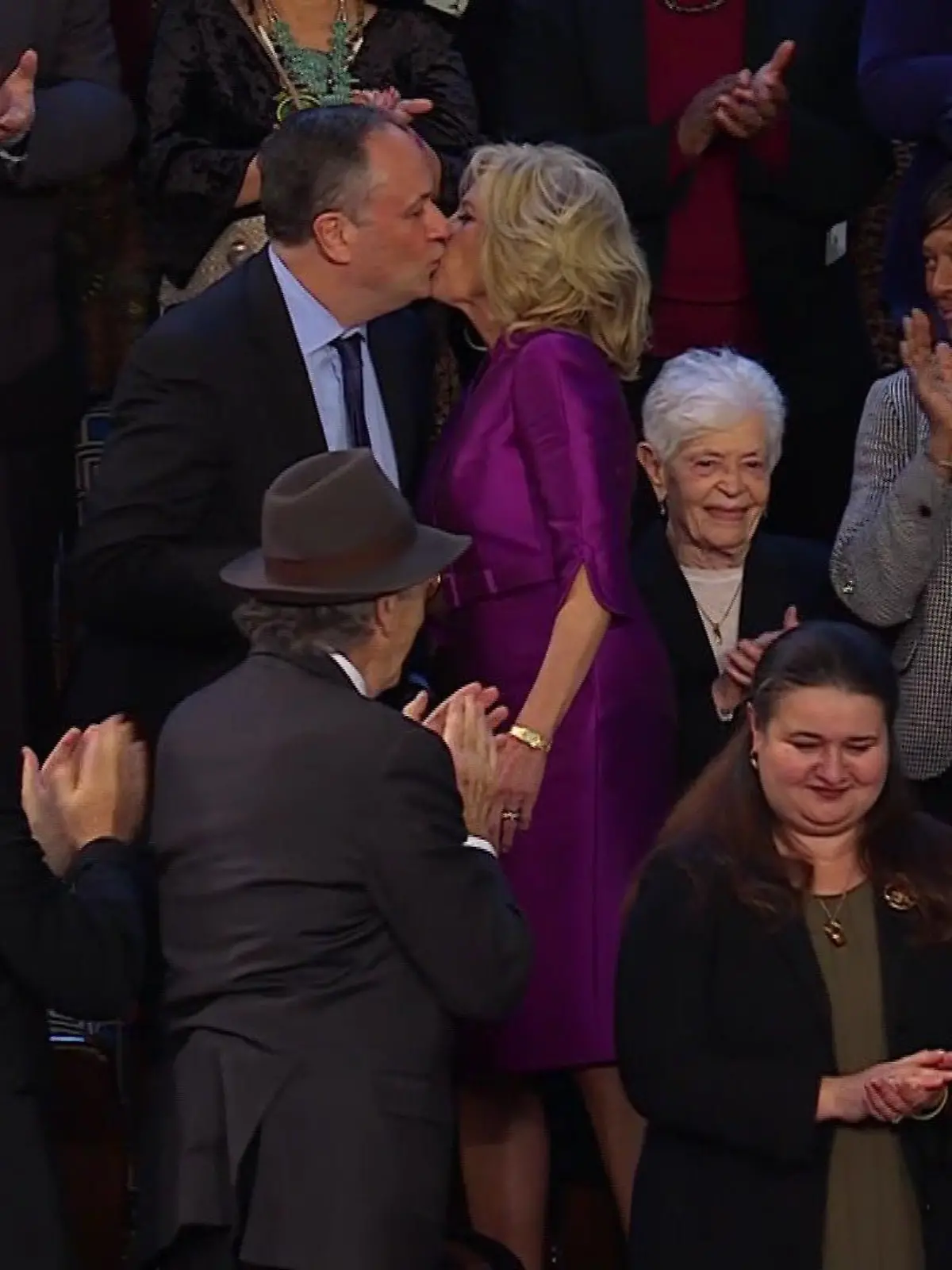 Zur Begrüßung küsst die First Lady den Second Gentleman - auf den Mund!