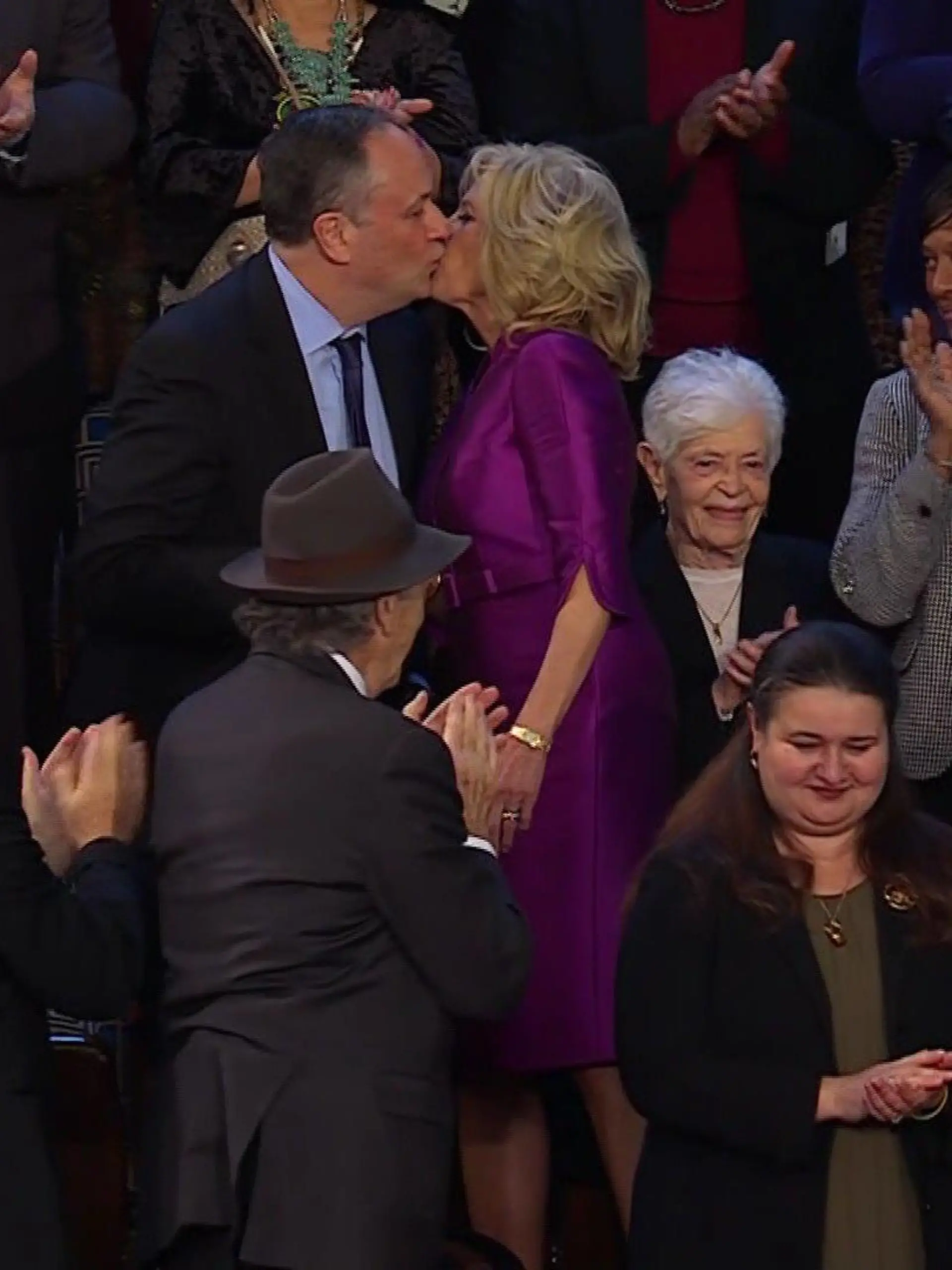 Zur Begrüßung küsst die First Lady den Second Gentleman - auf den Mund!