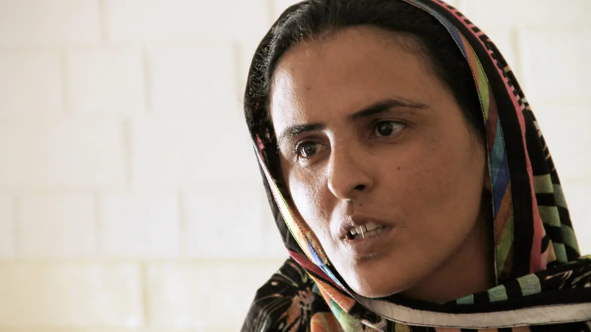 ARCHIV - Die Leiterin einer Organisation für weibliche Gewaltopfer in Pakistan, Mukhtaran Mai, aufgenommen am 24.04.2011 bei einem Gespräch mit Journalisten in Mirwala nahe Muzaffargarh/Pakistan. In Pakistan werden Frauen immer wieder Opfer archaischer Stammestraditionen. Als Strafe für angebliche Verfehlungen von ihnen oder von Familienmitgliedern werden sie vergewaltigt und misshandelt. Mai selbst war vor mehr als zehn Jahren auf Befehl eines Stammesgerichts vergewaltigt worden. EPA/RAHAT DAR (zu dpa-Korr-Bericht "Frauen als Opfer von grausamen Stammestribunalen in Pakistan" am 25.02.2014) +++(c) dpa - Bildfunk+++