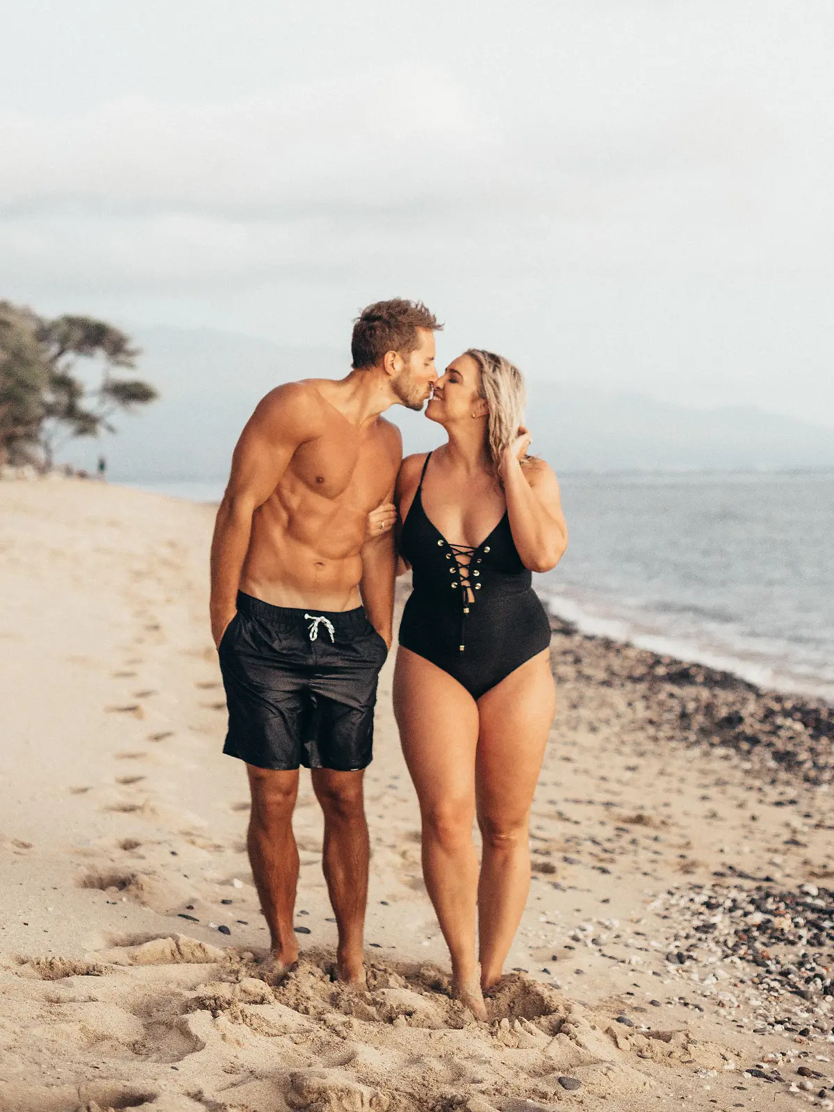 Jenna und Drew Kutcher am Strand in Hawaii