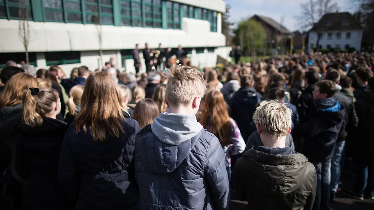 ARCHIV - 24.03.2017, Nordrhein-Westfalen, Haltern: Schüler stehen am Joseph König Gymnasium bei einer Gedenkfeier vor einer Gedenktafel.  (zu dpa vom 24.03.2018) Foto: Marcel Kusch/dpa +++ dpa-Bildfunk +++