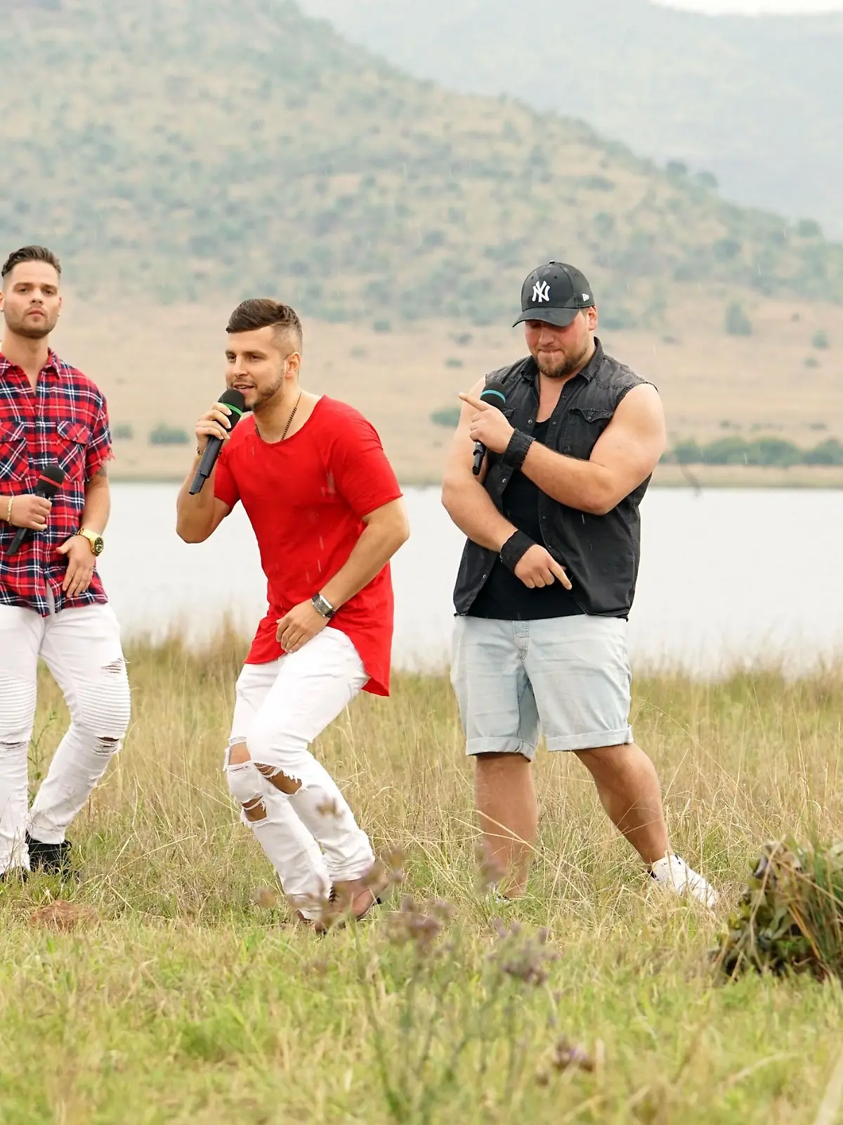Am ersten Set des Auslands-Recalls am "Hippo Drive" performen (v.l.) Santo Rotolo, Isa Martino und Giulio Arancio "Despacito" von Luis Fonsi feat. Daddy Yankee.