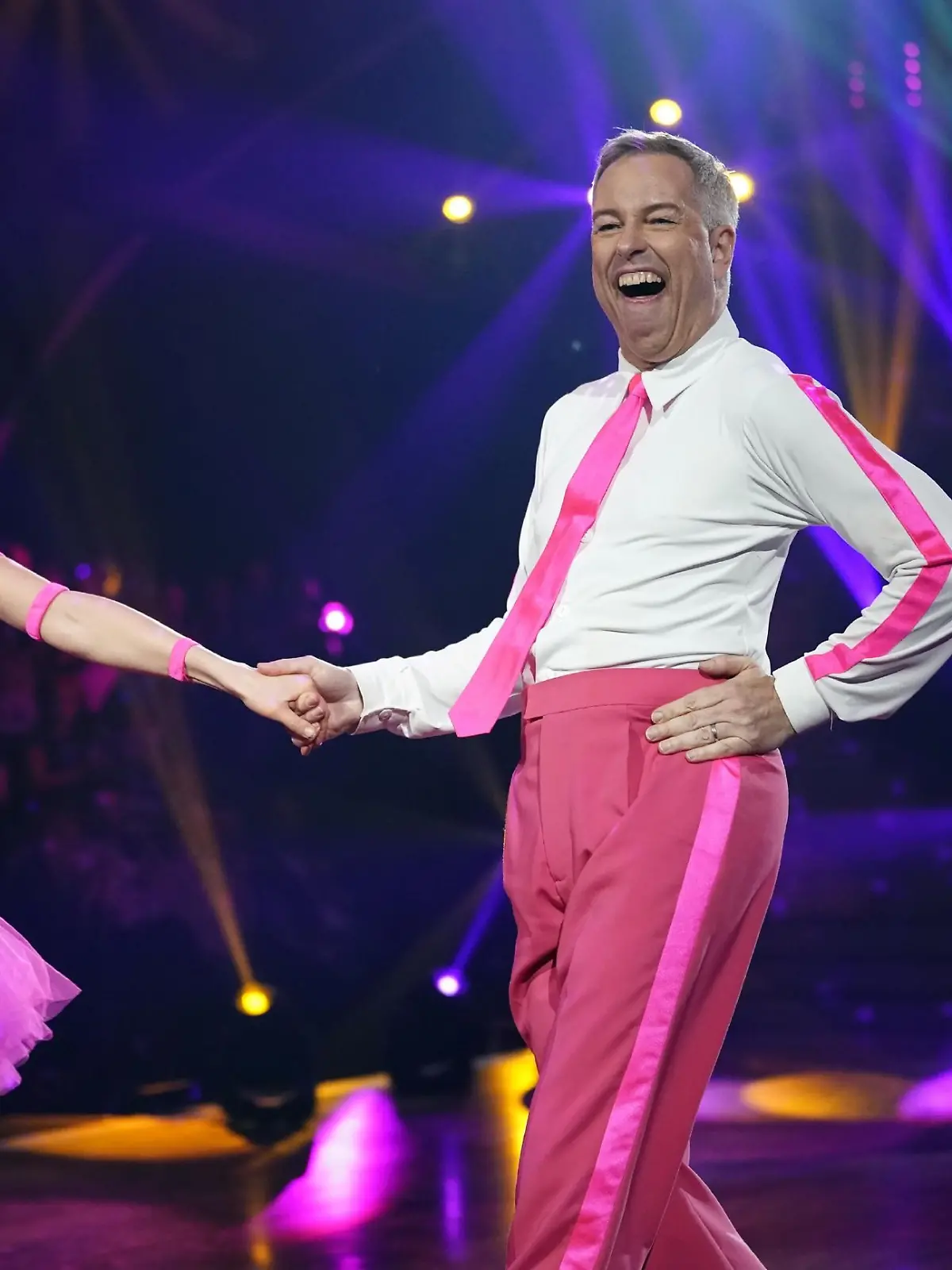 Thomas Hermanns und Regina Luca tanzen Cha Cha Cha.

Verwendung der Bilder für Online-Medien ausschließlich mit folgender Verlinkung:'Alle Infos zu 'Let's Dance' im Special bei RTL.de: http://www.rtl.de/cms/sendungen/lets-dance.html