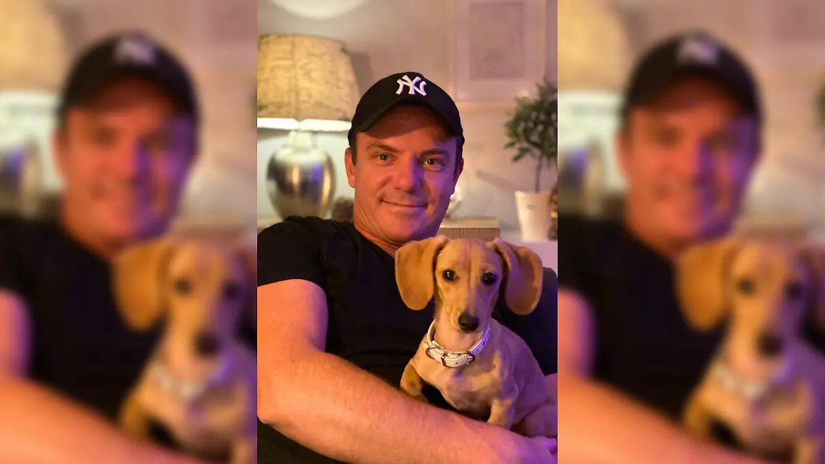 Stefan Mross posiert stolz mit Dackel Loona.