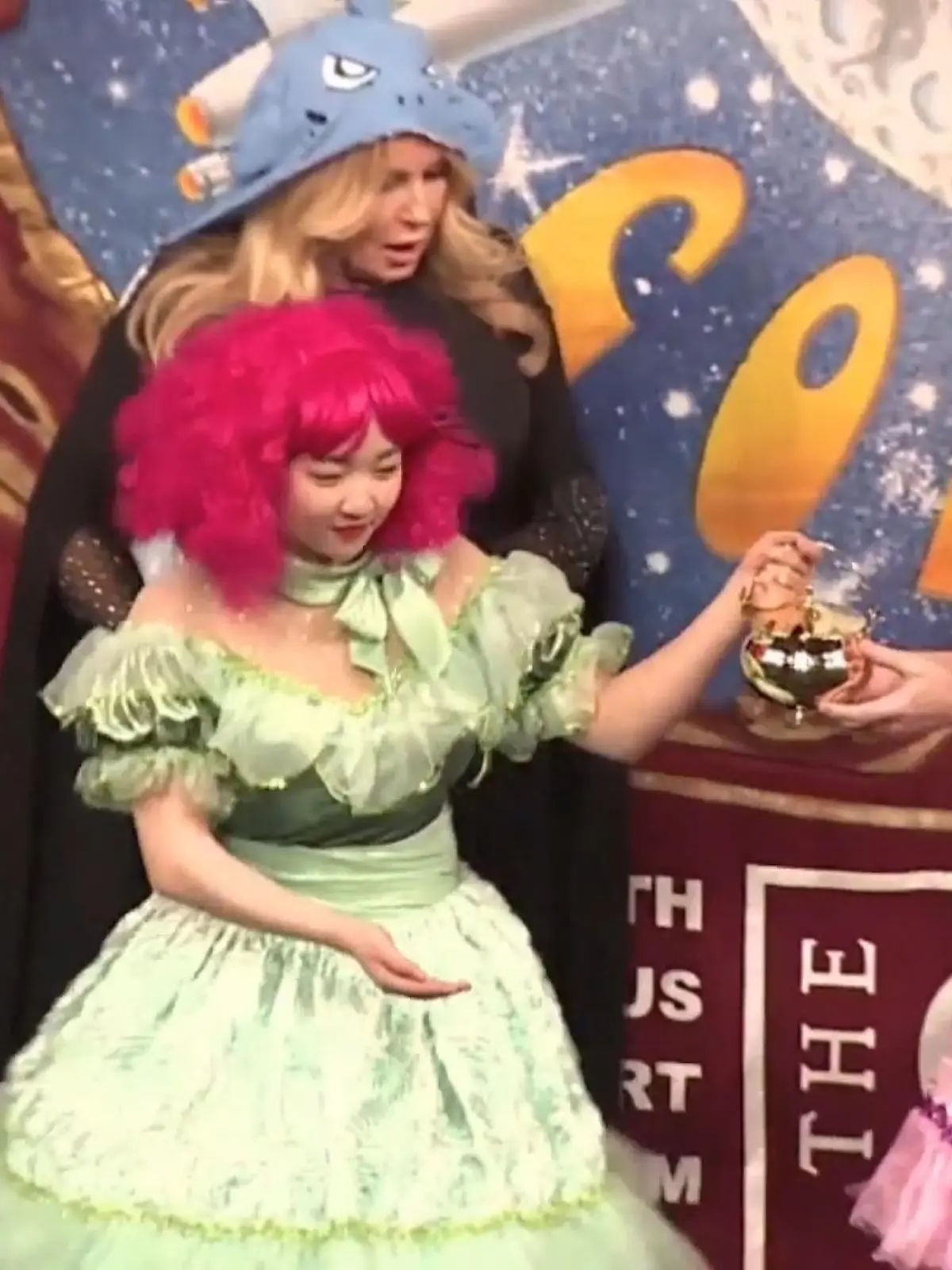 Viele kennen sie aus der Teenage-Komödie "American Pie": Die US-Schauspielerin Jennifer Coolidge (61) ist von der Theatergruppe der Harvard-Universität als "Frau des Jahres" geehrt worden - in Form eines goldenen Puddingtopfes. Coolidge nahm den "Hasty Pudding"-Preis am 4. Februar 2023 in Cambridge im US-Bundesstaat Massachusetts entgegen. 