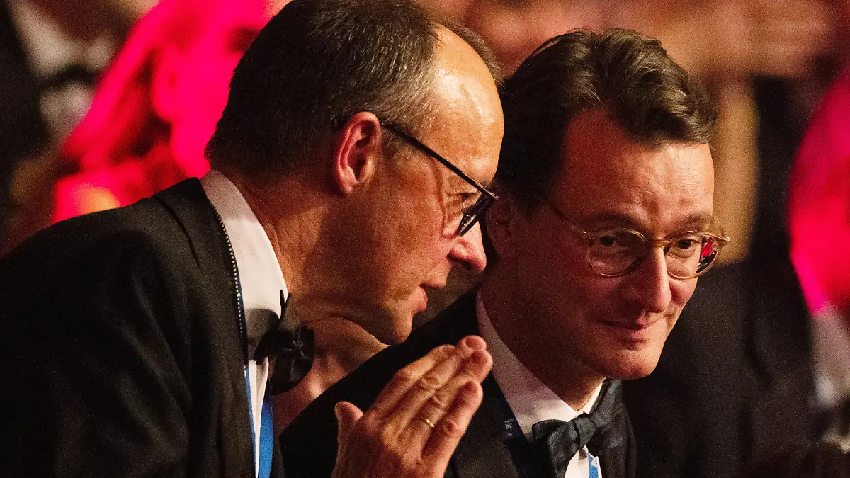 04.02.2023, Nordrhein-Westfalen, Aachen: Hendrik Wüst (CDU, r), Ministerpräsident von Nordrhein-Westfalen, und Friedrich Merz, Vorsitzender der CDU, unterhalten sich bei der Verleihung des «Ordens wider den tierischen Ernst» des Aachener Karnevalsvereins (AKV). Außenministerin Baerbock wird die 73. Ritterin des Ordens wider den tierischen Ernst. Foto: Rolf Vennenbernd/dpa +++ dpa-Bildfunk +++