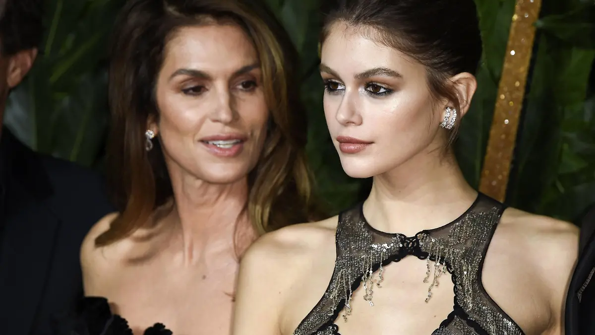 Cindy Crawford mit Tochter Kaia Gerber bei der Verleihung der Fashion Awards 2018 in der Royal Albert Hall. London, 10.12.2018 Cindy Crawford, Kaia Gerber *** Cindy Crawford with daughter Kaia Gerber at the presentation of the Fashion Awards 2018 in the Royal Albert Hall London 10 12 2018 Cindy Crawford Kaia Gerber PUBLICATIONxINxGERxSUIxAUTxONLY Foto:xS.xVasx/xFuturexImage