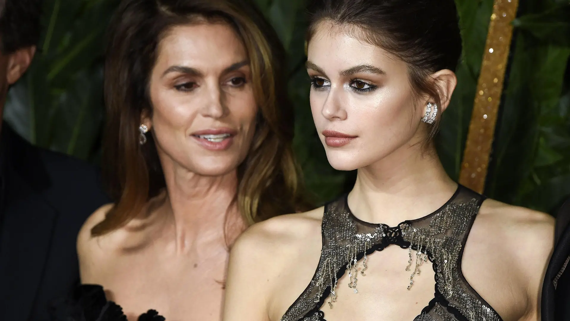  Cindy Crawford mit Tochter Kaia Gerber bei der Verleihung der Fashion Awards 2018 in der Royal Albert Hall. London, 10.12.2018 Cindy Crawford, Kaia Gerber *** Cindy Crawford with daughter Kaia Gerber at the presentation of the Fashion Awards 2018 in the Royal Albert Hall London 10 12 2018 Cindy Crawford Kaia Gerber PUBLICATIONxINxGERxSUIxAUTxONLY Foto:xS.xVasx/xFuturexImage