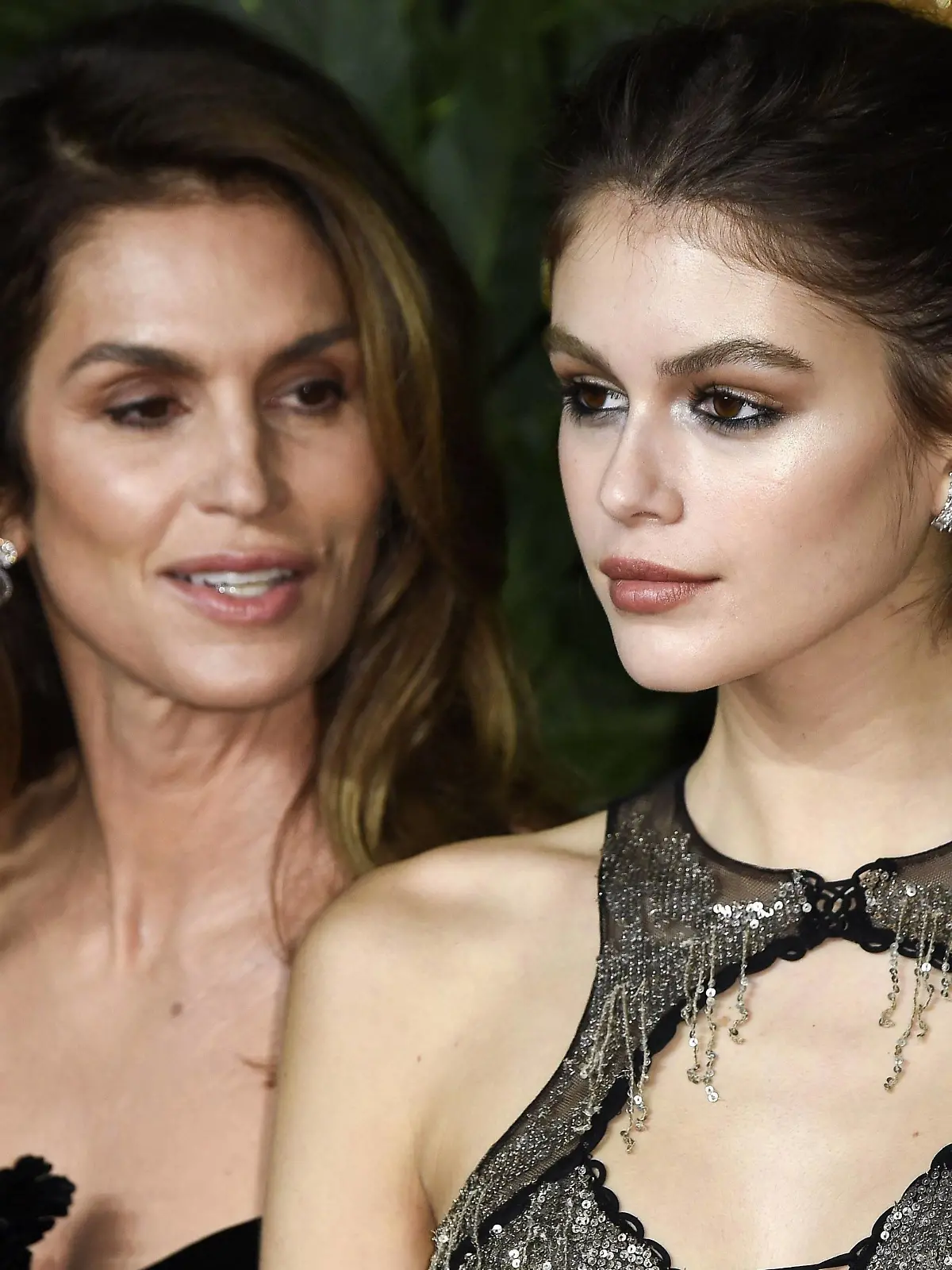  Cindy Crawford mit Tochter Kaia Gerber bei der Verleihung der Fashion Awards 2018 in der Royal Albert Hall. London, 10.12.2018 Cindy Crawford, Kaia Gerber *** Cindy Crawford with daughter Kaia Gerber at the presentation of the Fashion Awards 2018 in the Royal Albert Hall London 10 12 2018 Cindy Crawford Kaia Gerber PUBLICATIONxINxGERxSUIxAUTxONLY Foto:xS.xVasx/xFuturexImage