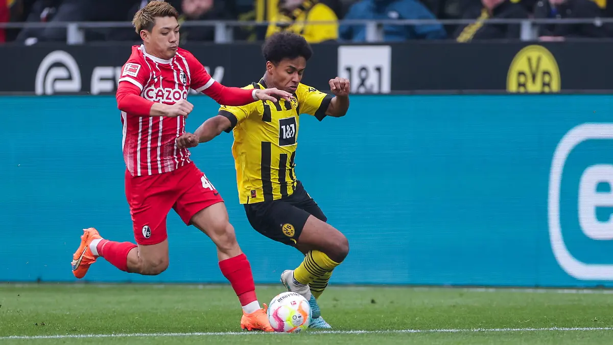 04.02.2023, Fussball, Saison 2022/2023, 1. Bundesliga, 19. Spieltag, Borussia Dortmund - SC Freiburg, v. l. Ritsu Doan SC Freiburg, Karim Adeyemi Borussia Dortmund, xRHR-FOTO/DEx *** 04 02 2023, Football, 2022 2023 season, 1 Bundesliga, Matchday 19, Borussia Dortmund SC Freiburg, v l Ritsu Doan SC Freiburg , Karim Adeyemi Borussia Dortmund , xRHR PHOTO DEx Copyright: DennisxEwert/RHR-FOTOx RHR-FOTO/DE