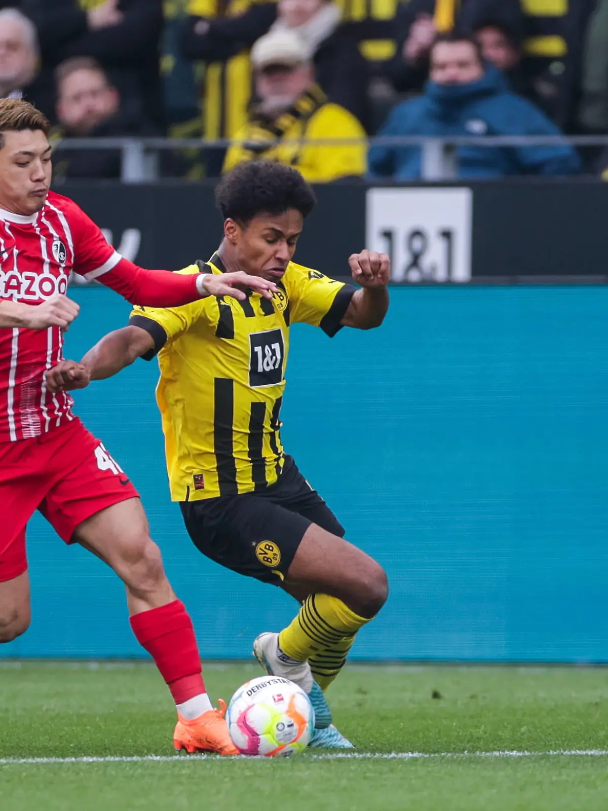 04.02.2023, Fussball, Saison 2022/2023, 1. Bundesliga, 19. Spieltag, Borussia Dortmund - SC Freiburg, v. l. Ritsu Doan SC Freiburg, Karim Adeyemi Borussia Dortmund, xRHR-FOTO/DEx *** 04 02 2023, Football, 2022 2023 season, 1 Bundesliga, Matchday 19, Borussia Dortmund SC Freiburg, v l Ritsu Doan SC Freiburg , Karim Adeyemi Borussia Dortmund , xRHR PHOTO DEx Copyright: DennisxEwert/RHR-FOTOx RHR-FOTO/DE