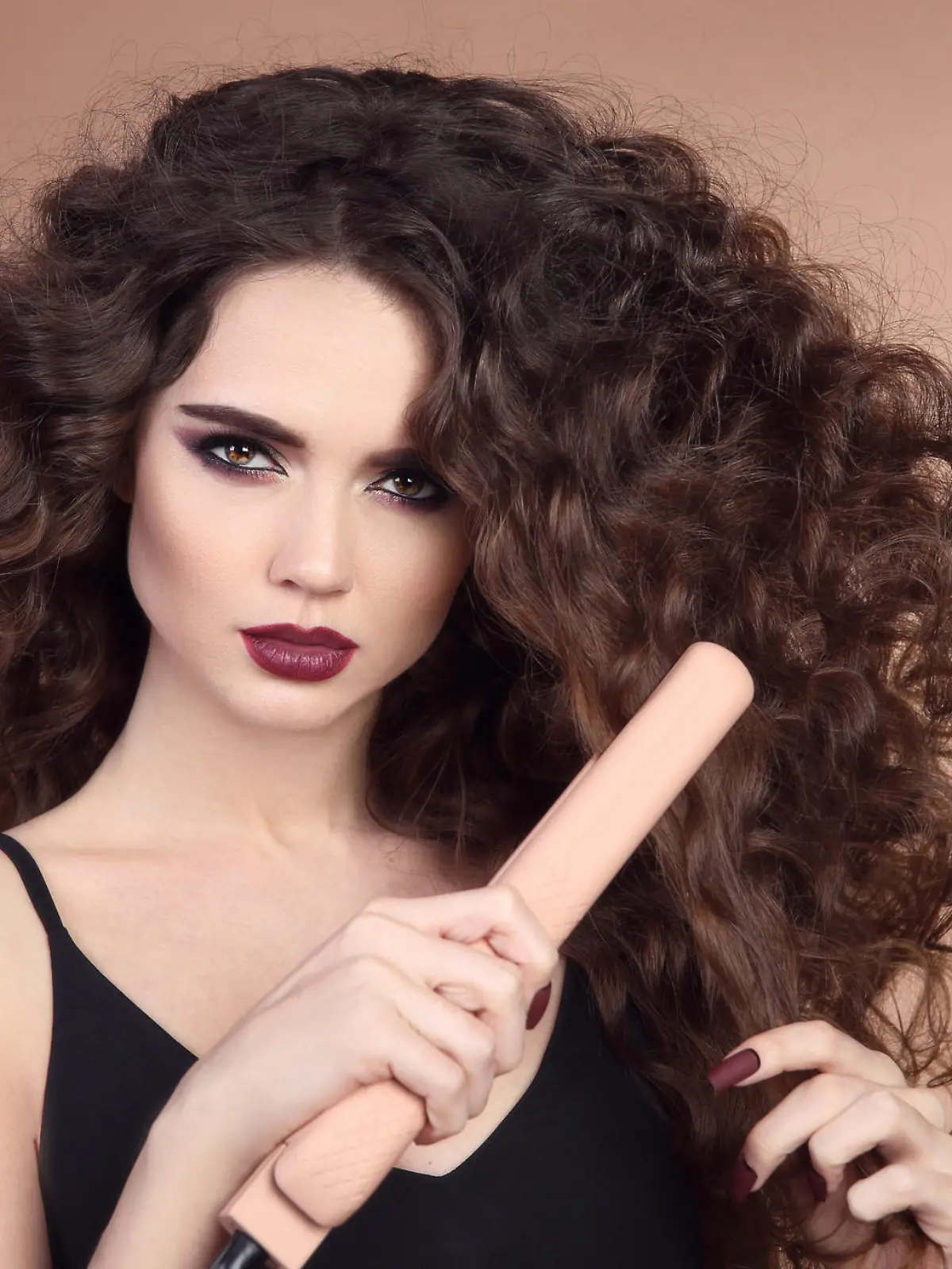 Das Eis-Glätteisen soll die Haare schonend glätten