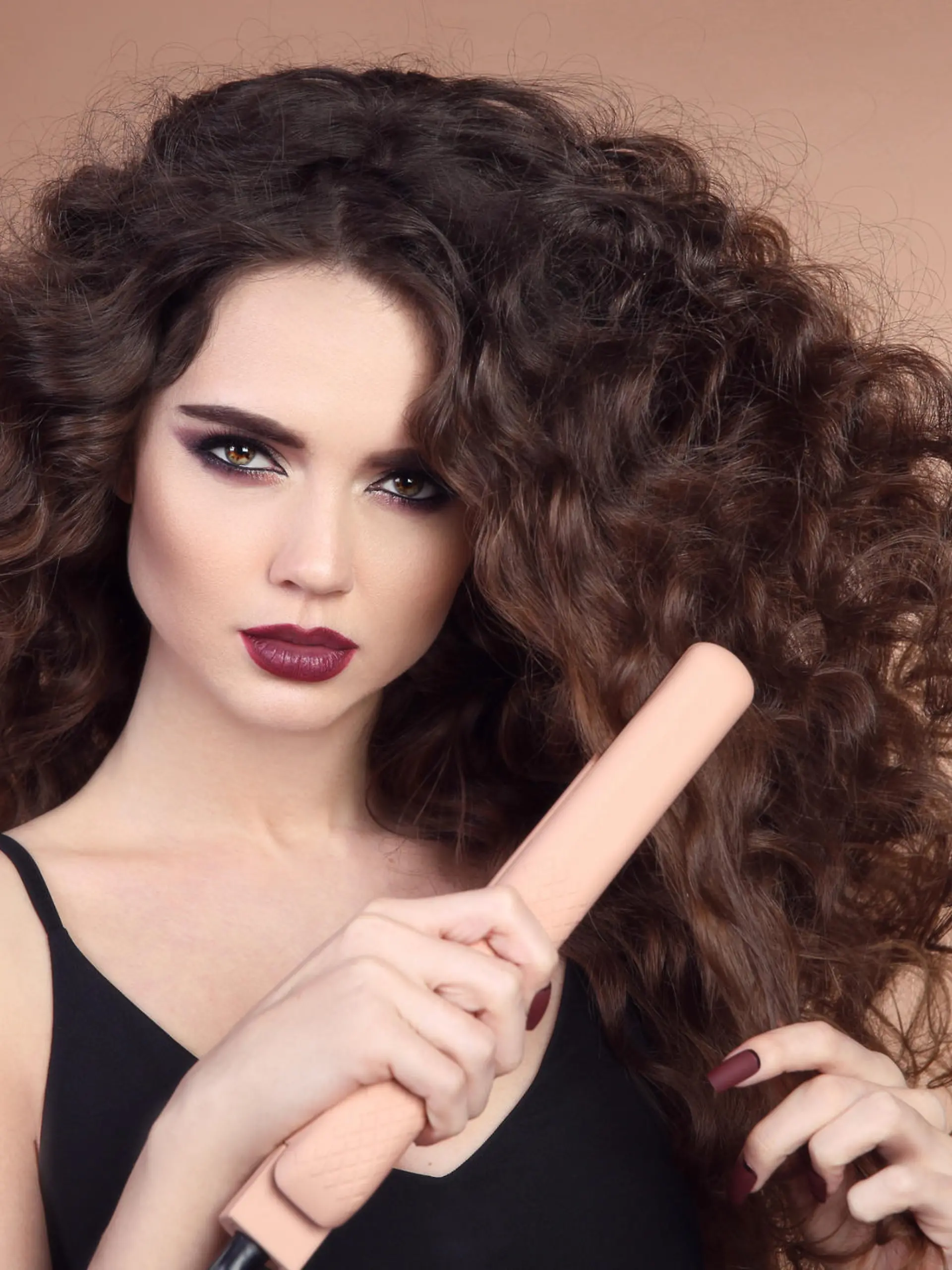 Das Eis-Glätteisen soll die Haare schonend glätten