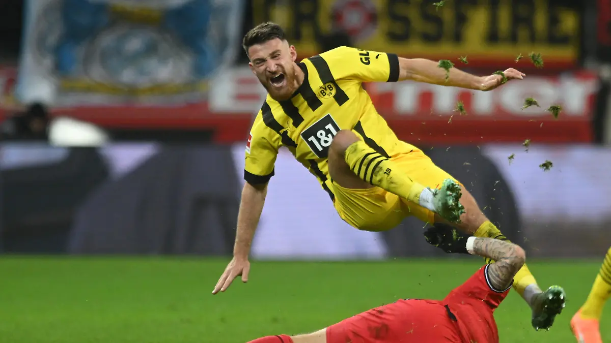 29.01.2023, Nordrhein-Westfalen, Leverkusen: Fußball: Bundesliga, Bayer Leverkusen - Borussia Dortmund, 18. Spieltag in der BayArena, Dortmunds Salih Özcan (oben) und Leverkusens Robert Andrich kollidieren während des spiels. WICHTIGER HINWEIS: Gemäß den Vorgaben der DFL Deutsche Fußball Liga bzw. des DFB Deutscher Fußball-Bund ist es untersagt, in dem Stadion und/oder vom Spiel angefertigte Fotoaufnahmen in Form von Sequenzbildern und/oder videoähnlichen Fotostrecken zu verwerten bzw. verwerten zu lassen. Foto: Bernd Thissen/dpa +++ dpa-Bildfunk +++