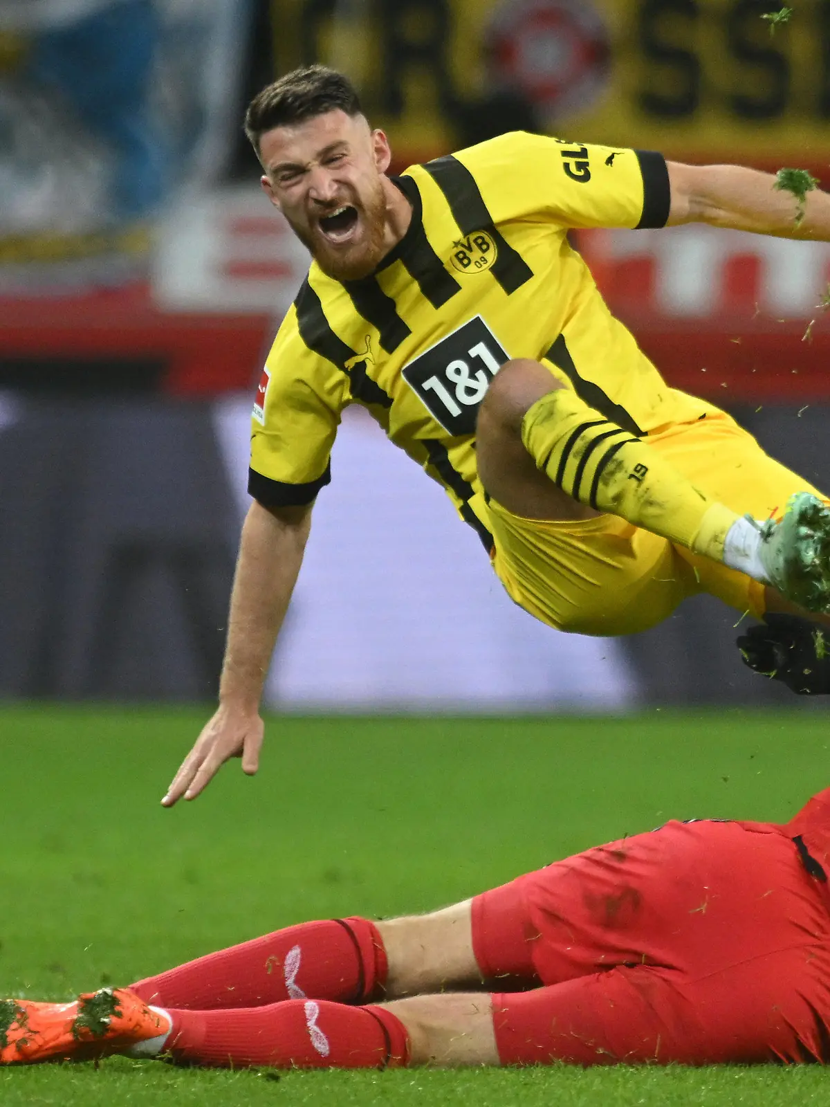 29.01.2023, Nordrhein-Westfalen, Leverkusen: Fußball: Bundesliga, Bayer Leverkusen - Borussia Dortmund, 18. Spieltag in der BayArena, Dortmunds Salih Özcan (oben) und Leverkusens Robert Andrich kollidieren während des spiels. WICHTIGER HINWEIS: Gemäß den Vorgaben der DFL Deutsche Fußball Liga bzw. des DFB Deutscher Fußball-Bund ist es untersagt, in dem Stadion und/oder vom Spiel angefertigte Fotoaufnahmen in Form von Sequenzbildern und/oder videoähnlichen Fotostrecken zu verwerten bzw. verwerten zu lassen. Foto: Bernd Thissen/dpa +++ dpa-Bildfunk +++
