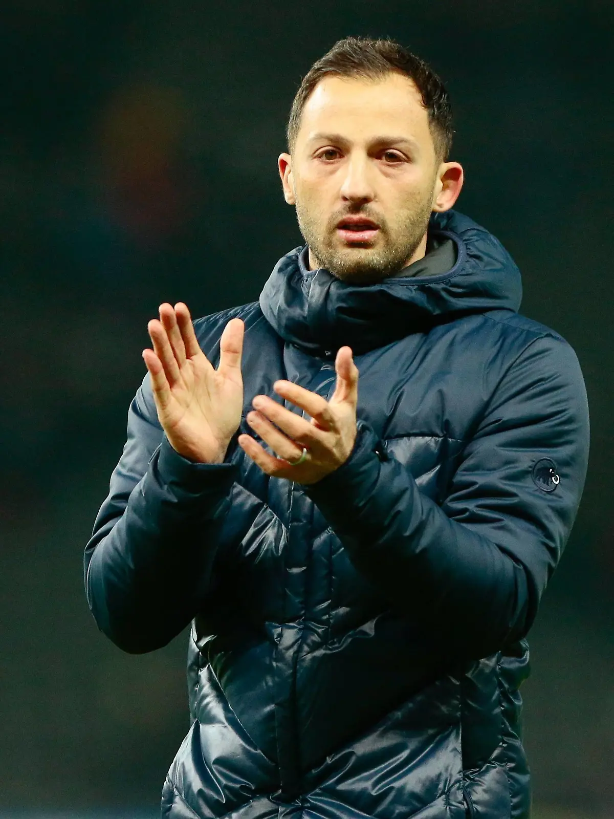  25.01.2019, xtgx, Fussball 1.Bundesliga, Hertha BSC Berlin - FC Schalke 04 emspor, v.l. Domenico Tedesco Schalke, Trainer bedankt sich bei den Fans enttäuscht, schaut enttäuscht, niedergeschlagen, disappointed DFL/DFB REGULATIONS PROHIBIT ANY USE OF PHOTOGRAPHS as IMAGE SEQUENCES and/or QUASI-VIDEO Berlin *** 25 01 2019 xtgx football 1 Bundesliga Hertha BSC Berlin FC Schalke 04 emspor v l Domenico Tedesco Schalke coach thanks fans disappointed looks disappointed down disappointed DFL REGULATIONS PROHIBIT ANY USE OF PHOTOGRAPHS as IMAGE SEQUENCES and or QUASI VIDEO Berlin