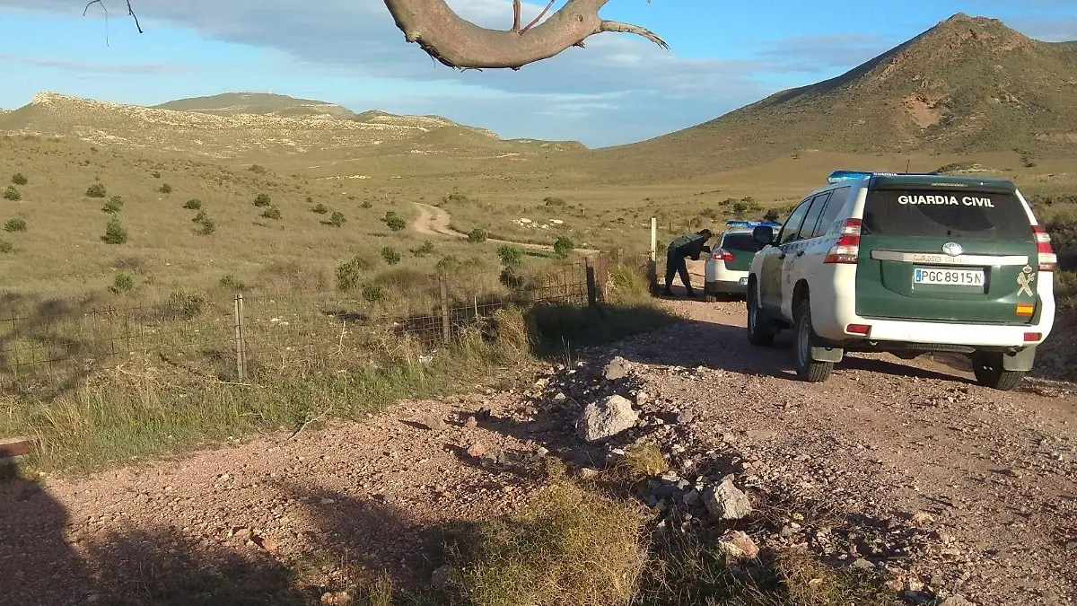11.03.2018, Spanien, Almería: Spanische Polizisten untersuchen die Umgebung des Ortes, an dem der kleine Gabriel am 27.02.2018 verschwunden ist. Zwölf Tage später wurde seine Leiche gefunden, im Kofferraum der Lebensgefährtin des Vaters. Selten hat ein Kriminalfall in Spanien so viel Aufsehen erregt - und so viel Zorn. (zu dpa ««Fall Gabriel»: Der Tod eines Kindes entfesselt die Wut der Spanier» vom 15.03.2018) Foto: Europa Press/Europa Press/dpa +++ dpa-Bildfunk +++