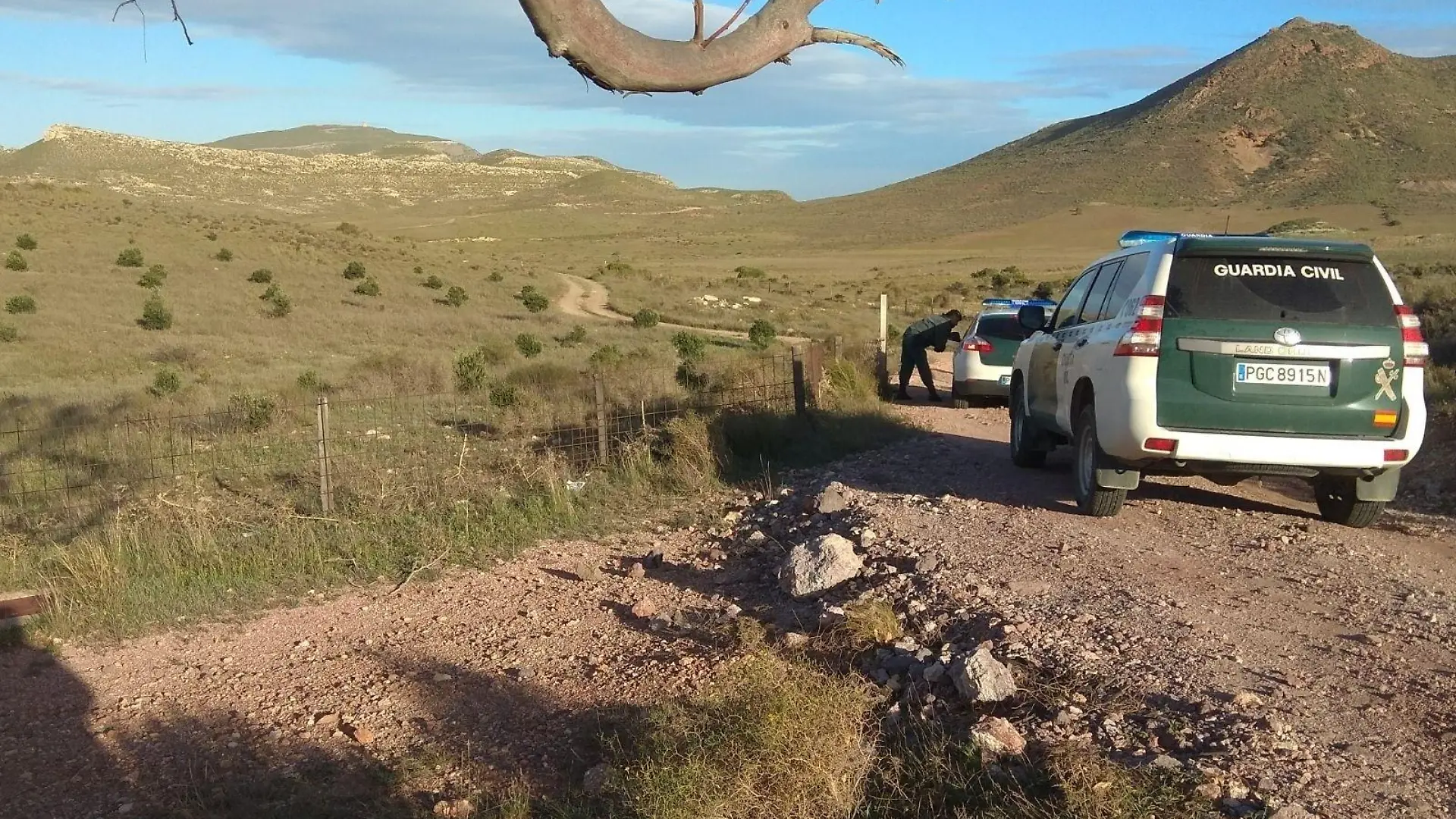 11.03.2018, Spanien, Almería: Spanische Polizisten untersuchen die Umgebung des Ortes, an dem der kleine Gabriel am 27.02.2018 verschwunden ist. Zwölf Tage später wurde seine Leiche gefunden, im Kofferraum der Lebensgefährtin des Vaters. Selten hat ein Kriminalfall in Spanien so viel Aufsehen erregt - und so viel Zorn. (zu dpa ««Fall Gabriel»: Der Tod eines Kindes entfesselt die Wut der Spanier» vom 15.03.2018) Foto: Europa Press/Europa Press/dpa +++ dpa-Bildfunk +++
