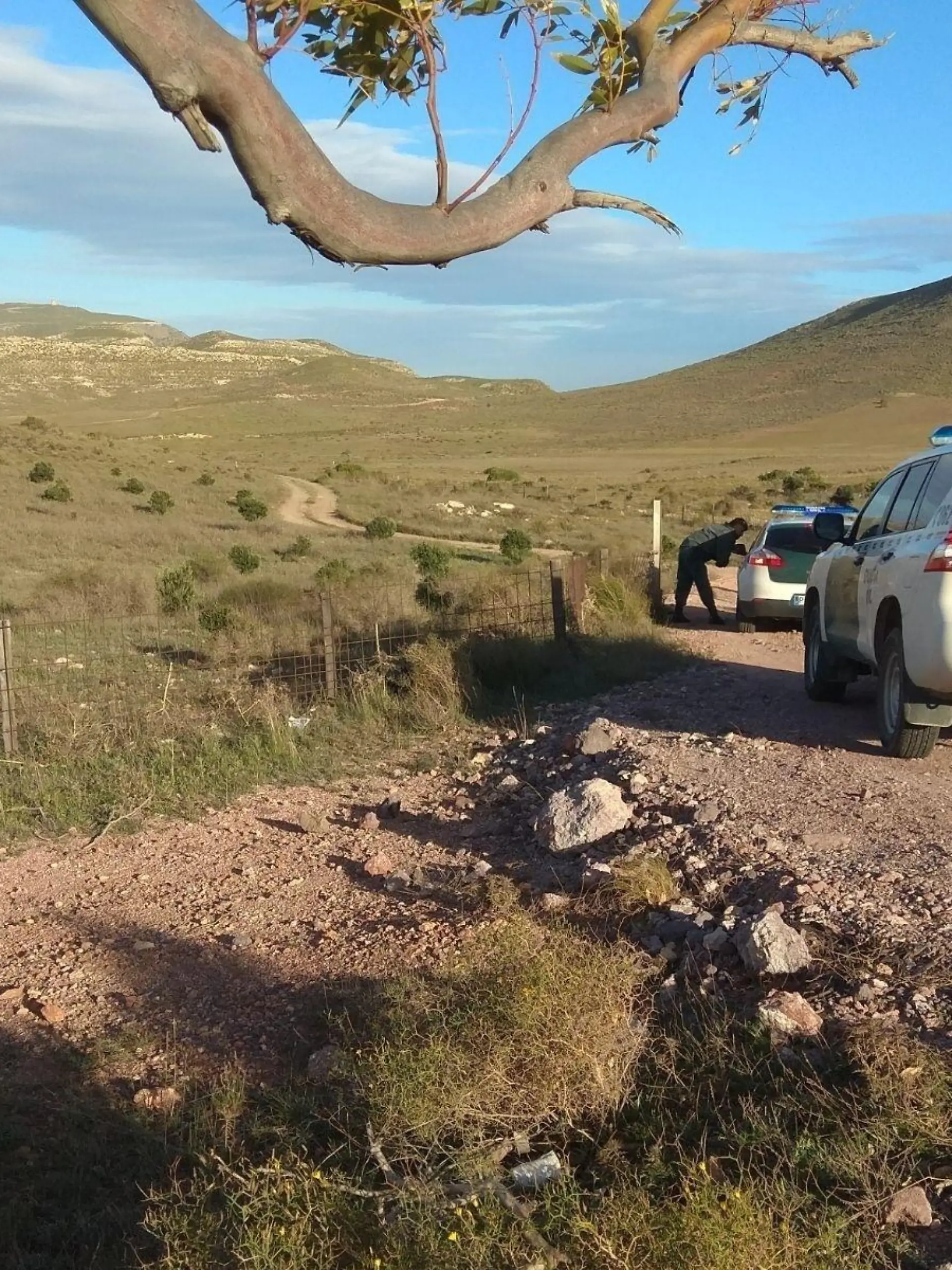 11.03.2018, Spanien, Almería: Spanische Polizisten untersuchen die Umgebung des Ortes, an dem der kleine Gabriel am 27.02.2018 verschwunden ist. Zwölf Tage später wurde seine Leiche gefunden, im Kofferraum der Lebensgefährtin des Vaters. Selten hat ein Kriminalfall in Spanien so viel Aufsehen erregt - und so viel Zorn. (zu dpa ««Fall Gabriel»: Der Tod eines Kindes entfesselt die Wut der Spanier» vom 15.03.2018) Foto: Europa Press/Europa Press/dpa +++ dpa-Bildfunk +++