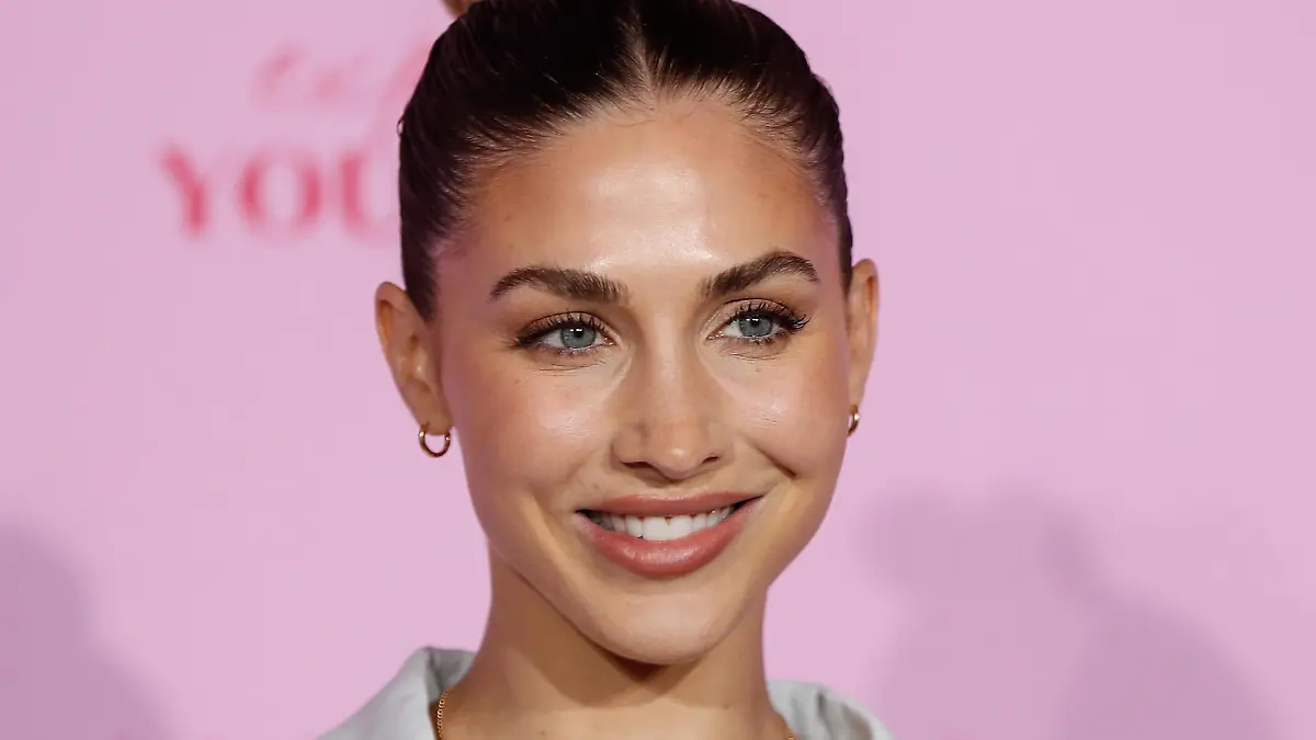 Berliner Modewoche: Ann-Kathrin Götze kommt im Wintergarten Varieté zur Show des Labels Marc Cain und steht auf dem rosa Teppich.