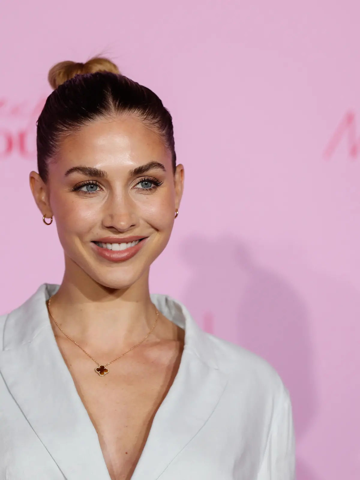 Berliner Modewoche: Ann-Kathrin Götze kommt im Wintergarten Varieté zur Show des Labels Marc Cain und steht auf dem rosa Teppich.