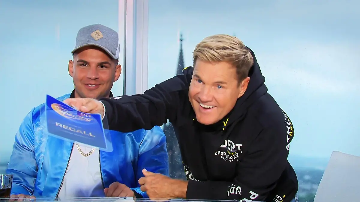 Dieter Bohlen überreicht Julienne den Recallzettel