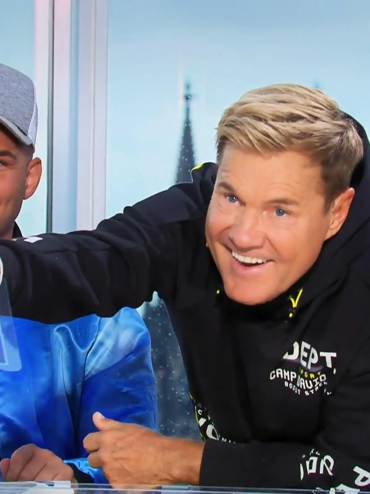 Dieter Bohlen überreicht Julienne den Recallzettel