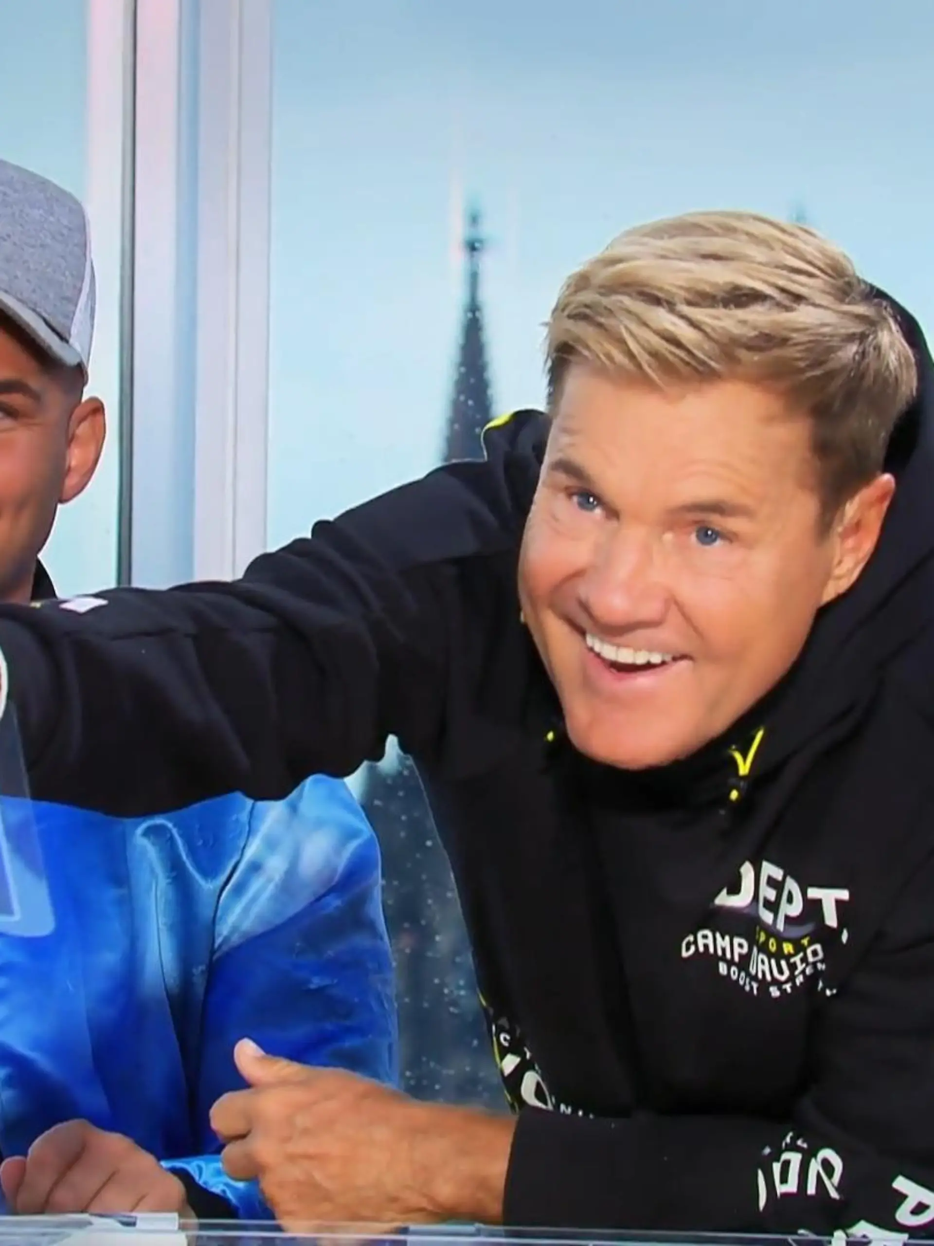 Dieter Bohlen überreicht Julienne den Recallzettel