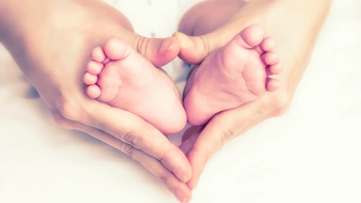 Baby feet in the mother hands