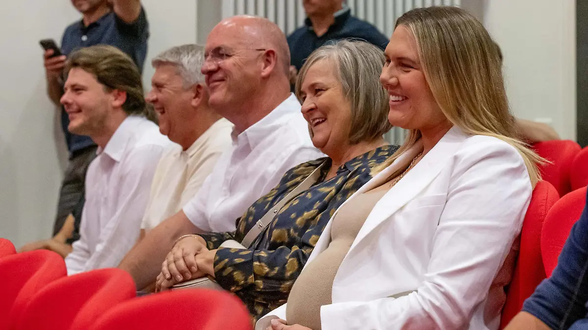 Kate Kane, die Ehefrau von Harry Kane im Publikum. GER, FC Bayern Muenchen, Pressekonferenz zur Vorstellung von Harry Kane, Fussball, Bundesliga, Spielzeit 2023/2023, 13.08.2023. DFL DFB REGULATIONS PROHIBIT ANY USE OF PHOTOGRAPHS as IMAGE SEQUENCES and or QUASI-VIDEO. GER, FC Bayern Muenchen, Pressekonferenz zur Vorstellung von Harry Kane, Fussball, Bundesliga, Spielzeit 2023/2023, 13.08.2023. Muenchen *** Kate Kane, the wife of Harry Kane in the audience GER, FC Bayern Muenchen, press conference for the presentation of Harry Kane, football, Bundesliga, season 2023 2023, 13 08 2023 DFL DFB REGULATES PROHIBIT ANY USE OF PHOTOGRAPHS as IMAGE SEQUENCES and or QUASI VIDEO GER, FC Bayern Muenchen, press conference for the presentation of Harry Kane, football, Bundesliga, season 2023 2023, 13 08 2023 Muenchen Copyright: xEibner-Pressefoto/HeikexFeinerx EP_HFR