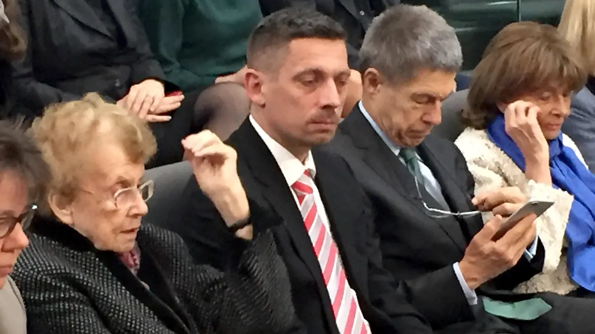 14.03.2018, Berlin: Merkels Büroleiterin Beate Baumann (l-r), Merkels Mutter Herlind Kasner, Daniel Sauer, Merkels Ehemann Joachim Sauer und Charlotte Knobloch verfolgen die Wahl der Bundeskanzlerin im Reichstagsgebäude auf der Tribüne. Foto: Jörg Blank/dpa +++ dpa-Bildfunk +++