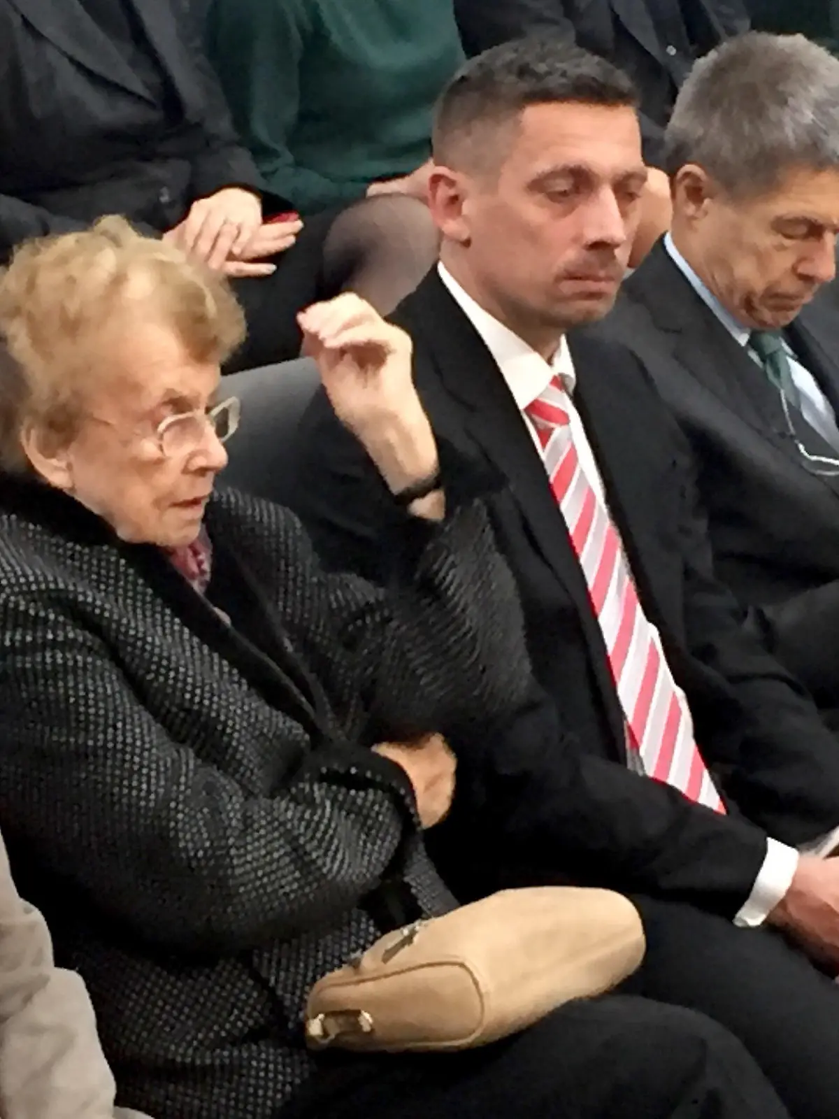 14.03.2018, Berlin: Merkels Büroleiterin Beate Baumann (l-r), Merkels Mutter Herlind Kasner, Daniel Sauer, Merkels Ehemann Joachim Sauer und Charlotte Knobloch verfolgen die Wahl der Bundeskanzlerin im Reichstagsgebäude auf der Tribüne. Foto: Jörg Blank/dpa +++ dpa-Bildfunk +++
