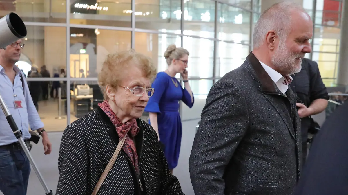 14.03.2018, Berlin: Merkels Mutter, Herlind Kasner, kommt in Begleitung vo Roland Resch zur Wahl der Bundeskanzlerin ins Reichstagsgebäude. Foto: Michael Kappeler/dpa +++ dpa-Bildfunk +++