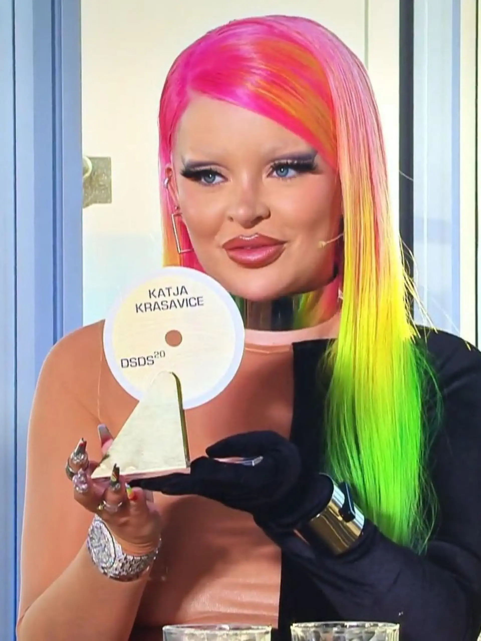Katja Krasavice zückt ihre goldene CD