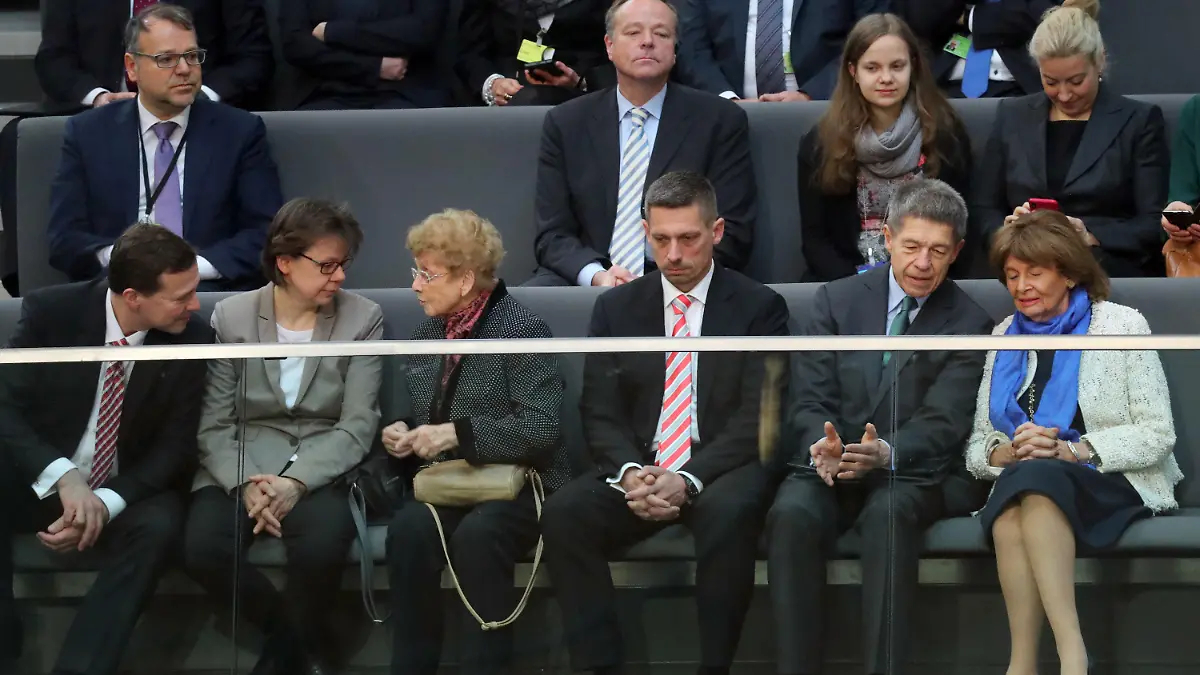 14.03.2018, Berlin: L-r - Regierungssprecher Steffen Seibert, Büroleiterin Beate Baumann, Herlind Kasner, Mutter von Kanzlerin Merkel, Daniel Sauer, Joachim Sauer, Ehemann von Kanzlerin Merkel und Charlotte Knobloch, Präsidentin der Israelitischen Kultusgemeinde München und Oberbayern, sitzen auf der Ehrentribüne vor der Wahl der Bundeskanzlerin im Reichstagsgebäude. Foto: Kay Nietfeld/dpa +++ dpa-Bildfunk +++