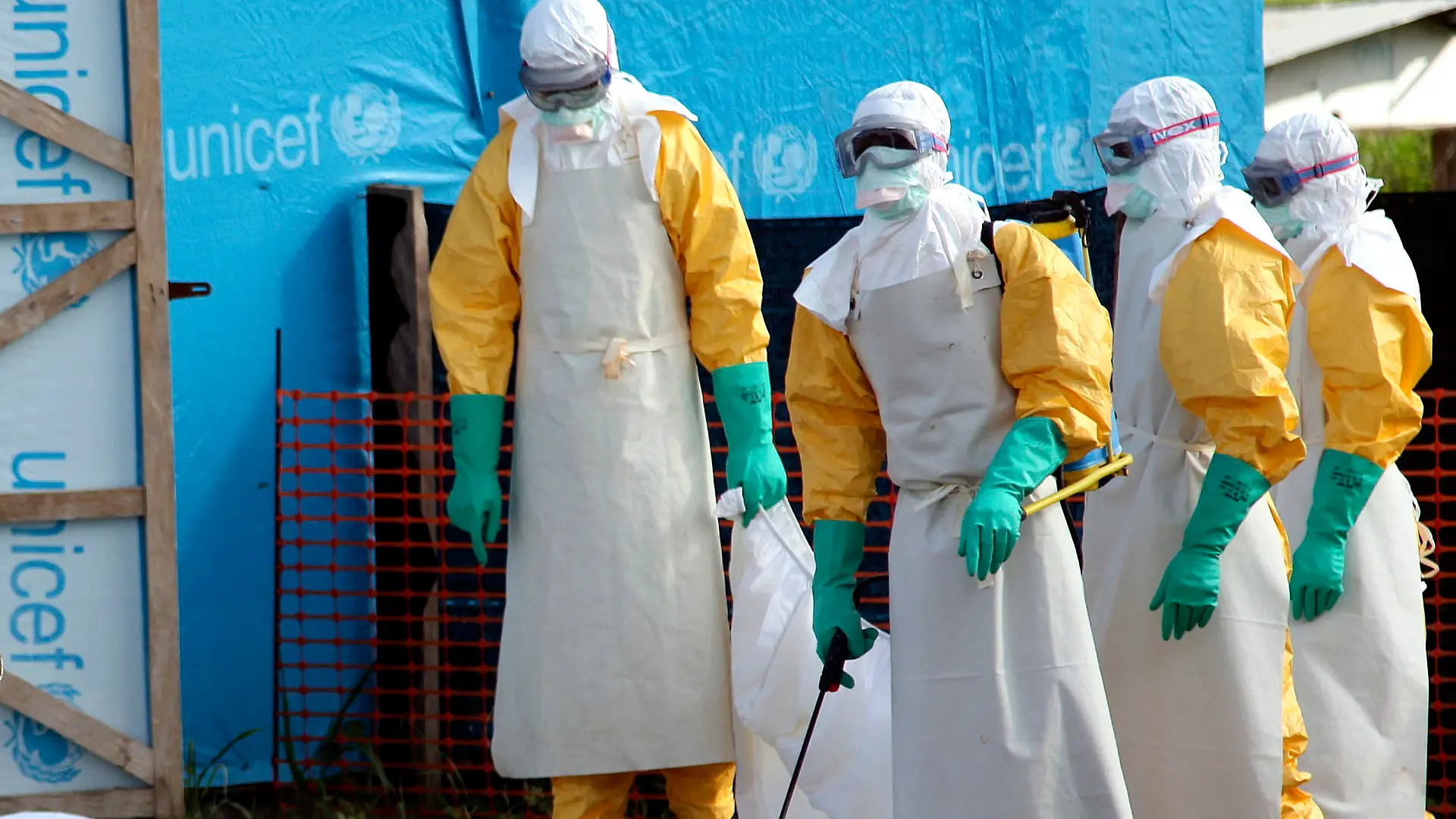epa04316953 A photograph made available 15 July 2014 shows Liberian health workers about to load the body of a woman who died from the Ebola virus into a pickup at the isolation unit in Foya, Lofa County, Liberia 02 July 2014. The World Health Organisation (WHO) reported 11 July 2014 that a total of 888 Ebola cases including 539 deaths have been recorded in West Africa since February saying the epidemic has surged in Liberia and Sierra Leone. EPA/AHMED JALLANZO +++(c) dpa - Bildfunk+++
