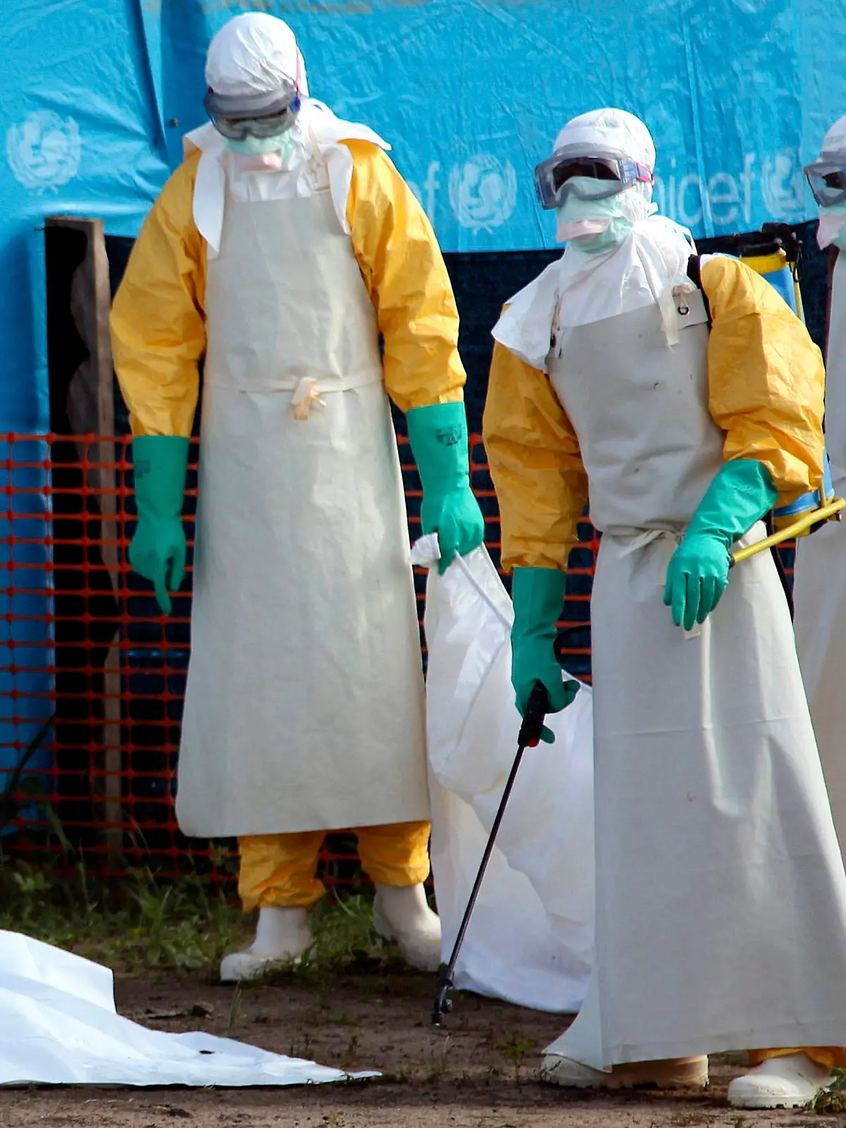 epa04316953 A photograph made available 15 July 2014 shows Liberian health workers about to load the body of a woman who died from the Ebola virus into a pickup at the isolation unit in Foya, Lofa County, Liberia 02 July 2014. The World Health Organisation (WHO) reported 11 July 2014 that a total of 888 Ebola cases including 539 deaths have been recorded in West Africa since February saying the epidemic has surged in Liberia and Sierra Leone. EPA/AHMED JALLANZO +++(c) dpa - Bildfunk+++