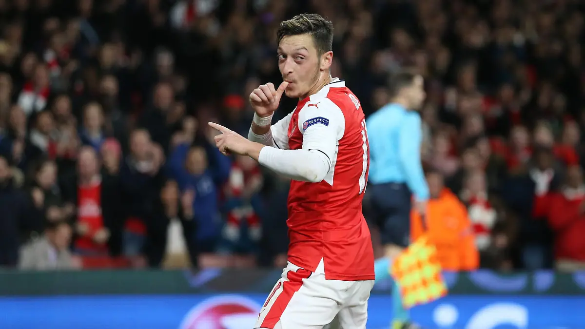 Themen der Woche - Sport Bilder des Tages - SPORT Fußball, CL, Mesut Özil erzielt gegen Ludogorez Rasgrad einen Hattrick Arsenal s Mesut Ozil celebrates scoring his sides fifth goal during the Champions League group A match at the Emirates Stadium, London. Picture date October 19th, 2016 Pic David Klein/Sportimage PUBLICATIONxNOTxINxUK