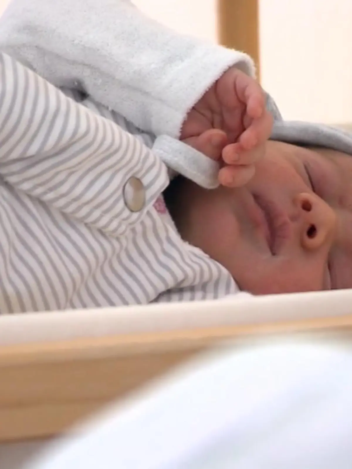 Babys kommen schon mal früher auf die  Welt als geplant. Eins aus Duisburg hatte es aber BESONDERS eilig. Der Kleine hat nicht bis zum Krankenhaus gewartet. Und ist tatsächlich im Taxi auf die Welt gekommen.