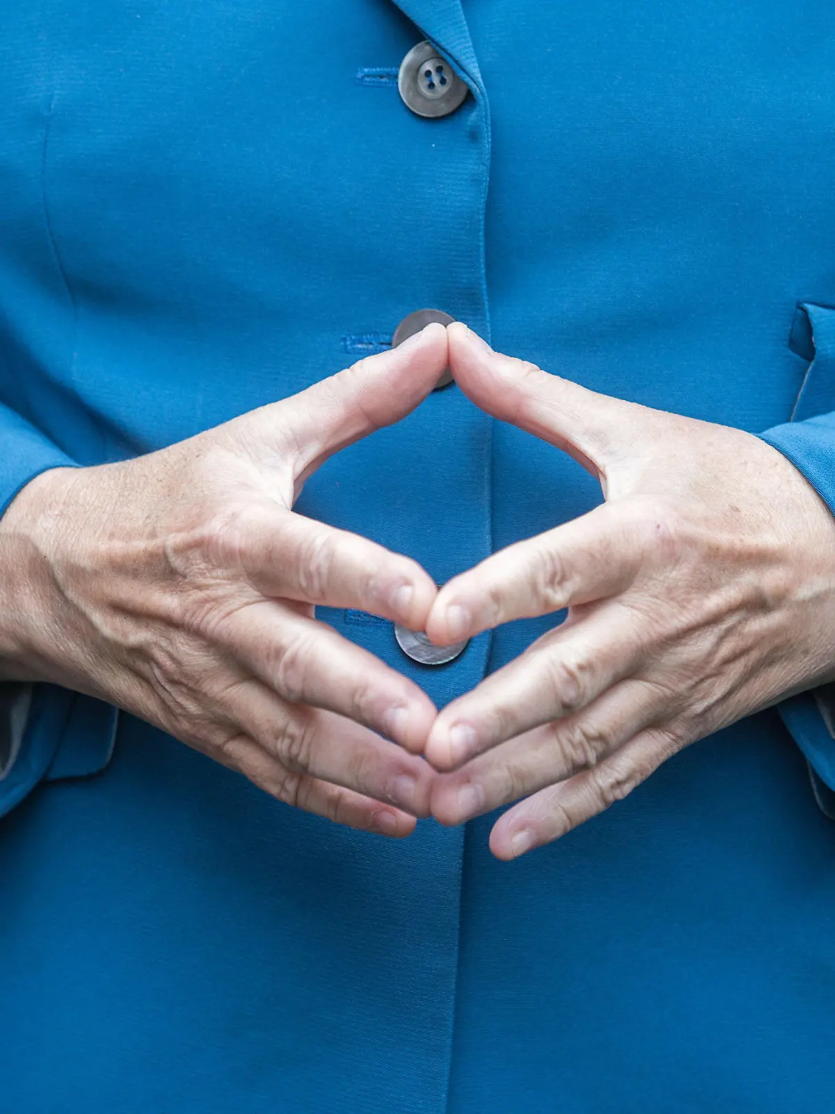 ARCHIV - Bundeskanzlerin Angela Merkel (CDU) hat am 11.09.2015 beim Bürgerfest im Garten von Schloss Bellevue in Berlin ihre Hände zu einer Raute geformt. Foto: Michael Kappeler/dpa dpa (zu dpa "Rot-rot-grüne Lockerungsübungen" vom 18.10.2016) +++(c) dpa - Bildfunk+++