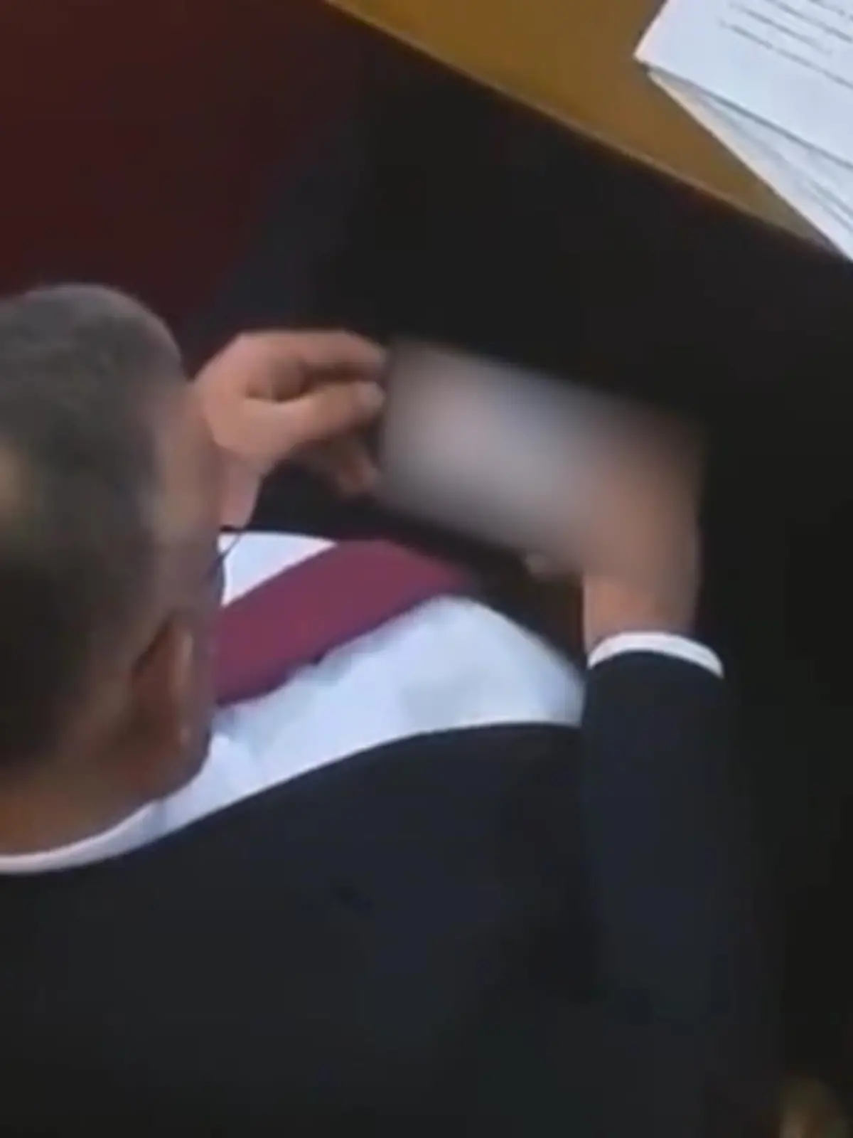 Dieser Tage wird im serbischen Parlament über die brisante Situation zwischen Serbien und dem Kosovo diskutiert – und einem scheint das ganze zu heiß zu werden: Zvonimir Stević, Mitglied der sozialistischen Partei Serbiens, wollte sich die Zeit mit ein paar Schmuddelfilmchen vertreiben – und hat dabei nicht bedacht, dass Menschen hinter ihm sitzen.