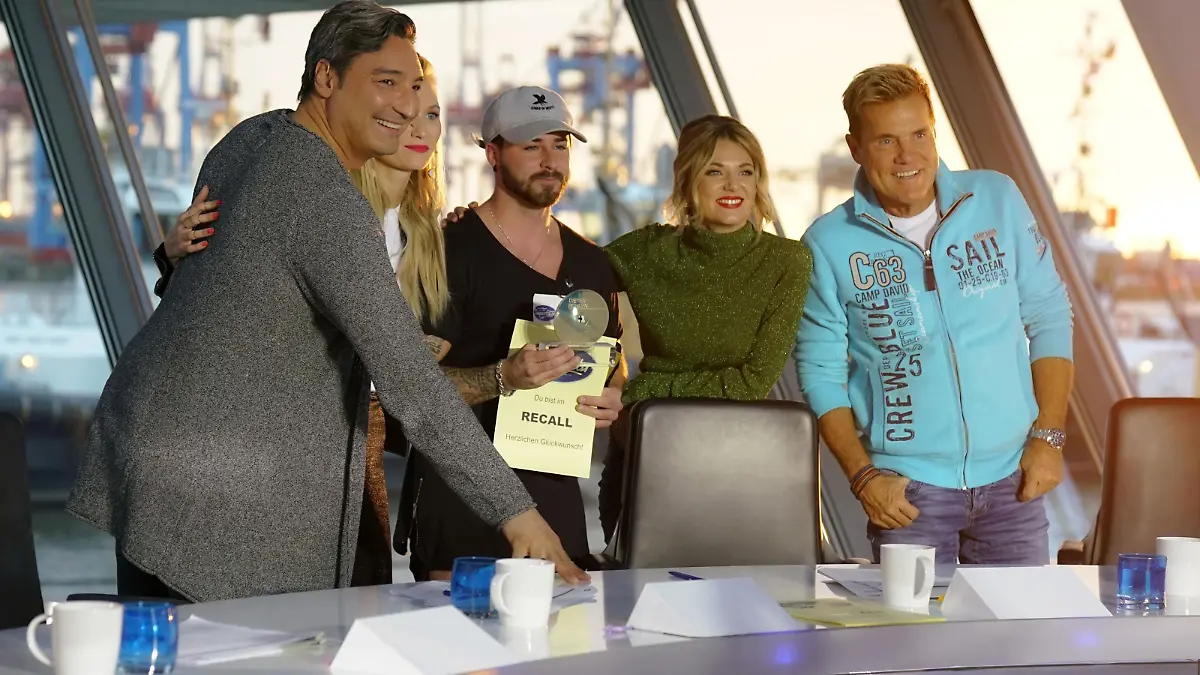 Michel Truog (3.v.r.) aus Neftenbach hat von Chefjuror Dieter Bohlen (r.) die "Goldene CD" und ein Ticket zum Recall in Südafrika bekommen. Zum Abschied gibt es noch ein Erinnerungsfoto mit der Jury (v.l.) Mousse T., Carolin Niemczyk und Ella Endlich.
