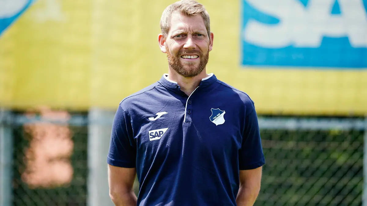 ARCHIV - 06.07.2022, Baden-Württemberg, Sinsheim: Fototermin TSG Hoffenheim, Mannschaftsfoto und Porträts, Trainingszentrum. Torwarttrainer Michael Rechner. Er soll Top-Kandidat auf den Posten des Torwarttrainers beim FC Bayern sein. (zu dpa: «Neuer Bayern-Torwarttrainer: Hoffenheims Rechner als Wunschlösung?») Foto: Uwe Anspach/dpa +++ dpa-Bildfunk +++