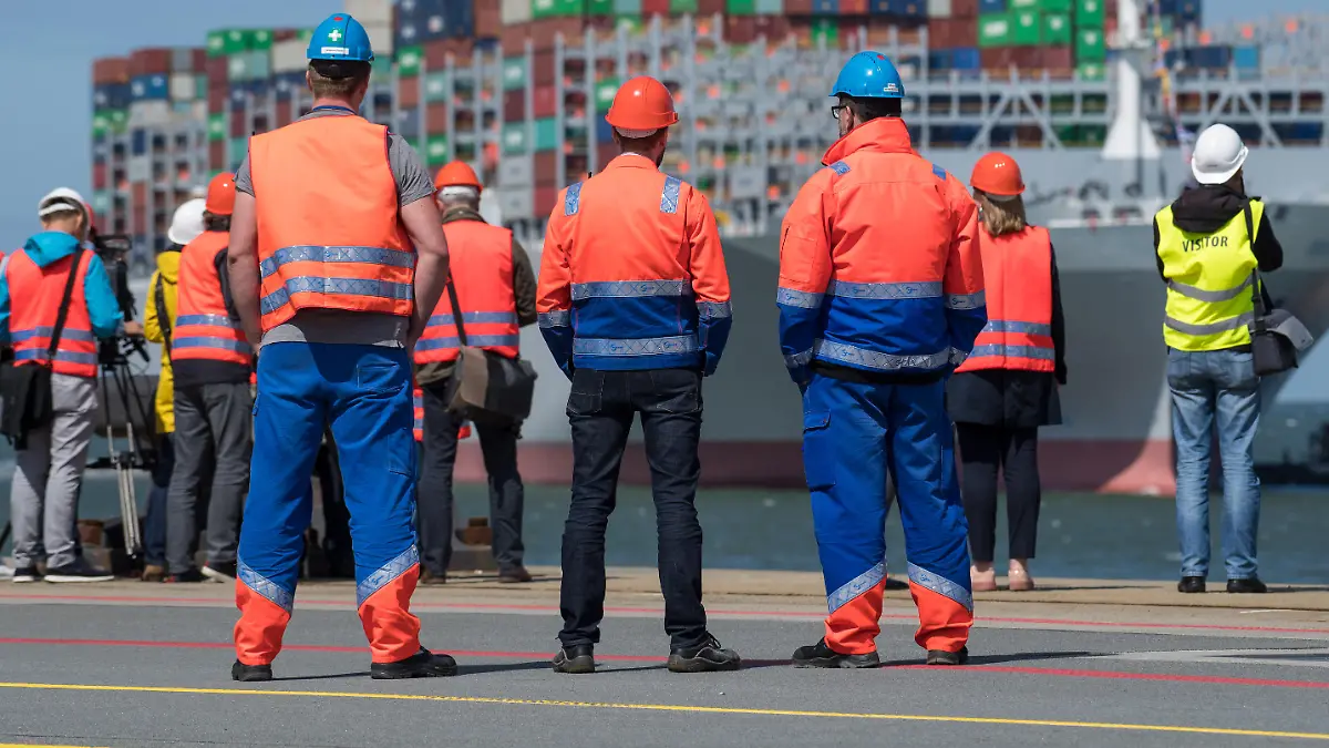 Der Containerschiff-Neubau MV «OOCL Hong Kong» läuft am 02.07.2017 erstmalig den JadeWeserPort in Wilhelmshaven (Niedersachsen) an. Das mit einer Länge von rund 400 Metern und einer Breite von 59 Metern weltgrößte Containerschiff gehört zu dem neu gegründeten Reeder-Großverbund «Ocean Alliance», dessen Schiffe seit Mai wöchentlich Deutschlands einzigen Tiefwasserhafen anlaufen. Journalisten und Eurogate-Mitarbeiter erwarten den Riesen auf der Pier stehend. Foto: Ingo Wagner/dpa ++