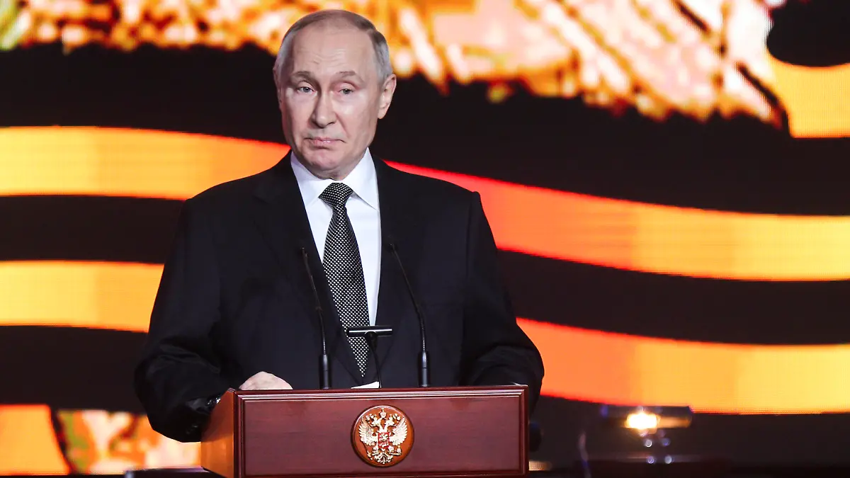 02.02.2023, Russland, Wolgograd: Wladimir Putin, Präsident von Russland, hält eine Rede während einer Gedenkfeier anlässlich des 80. Jahrestages des sowjetischen Sieges in der Schlacht von Stalingrad. 80 Jahre nach dem Sieg der Roten Armee über die Wehrmacht in der Schlacht um Stalingrad hat Kremlchef Wladimir Putin Deutschland vorgeworfen, sich erneut in einen Krieg mit Russland hineinziehen zu lassen. Foto: Uncredited/AP/dpa +++ dpa-Bildfunk +++