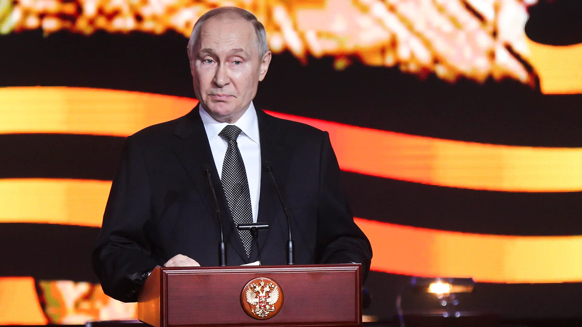 02.02.2023, Russland, Wolgograd: Wladimir Putin, Präsident von Russland, hält eine Rede während einer Gedenkfeier anlässlich des 80. Jahrestages des sowjetischen Sieges in der Schlacht von Stalingrad. 80 Jahre nach dem Sieg der Roten Armee über die Wehrmacht in der Schlacht um Stalingrad hat Kremlchef Wladimir Putin Deutschland vorgeworfen, sich erneut in einen Krieg mit Russland hineinziehen zu lassen. Foto: Uncredited/AP/dpa +++ dpa-Bildfunk +++